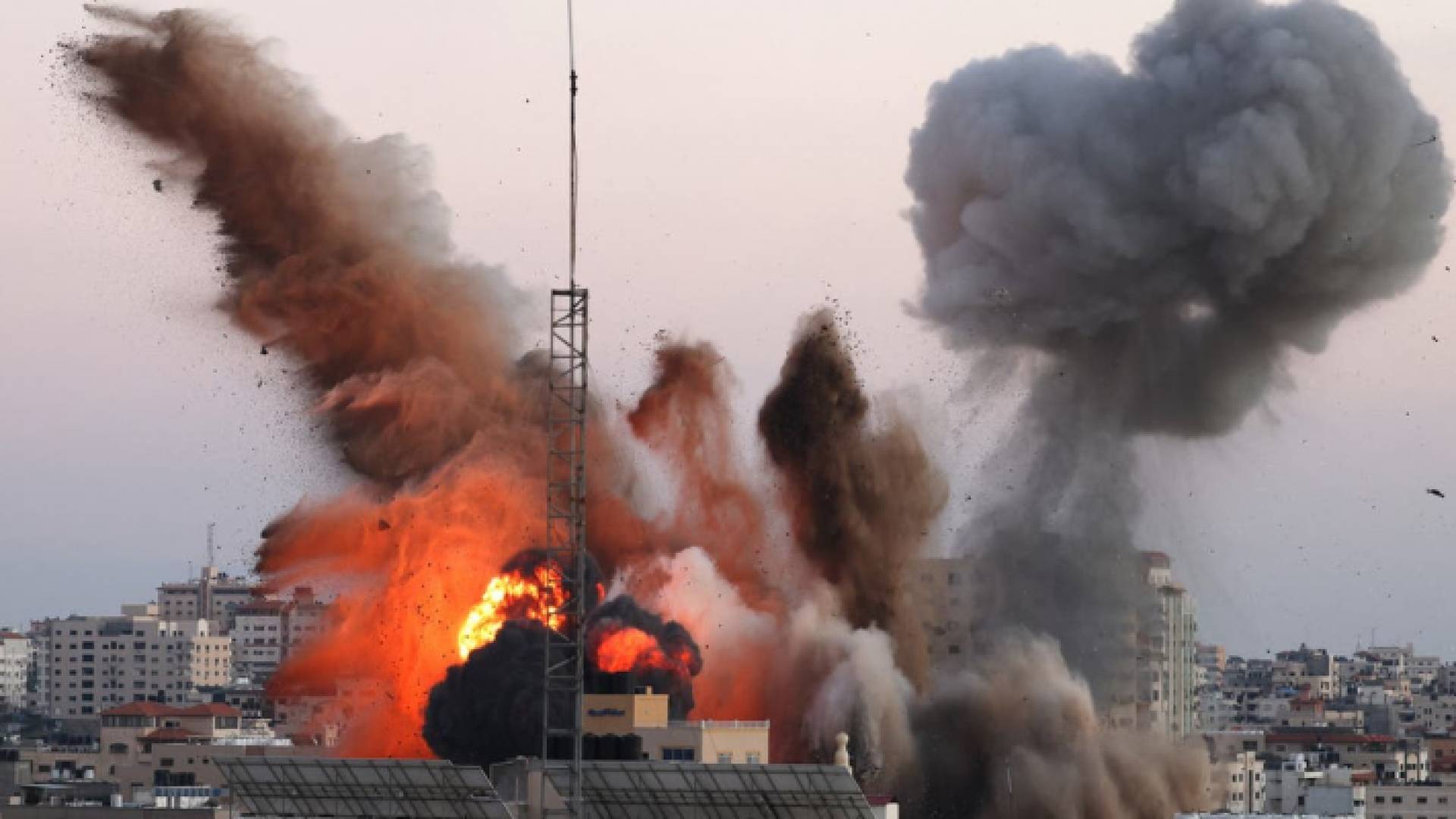 جانب من قصف الاحتلال الإسرائيلي أحد الأبراج في غزة