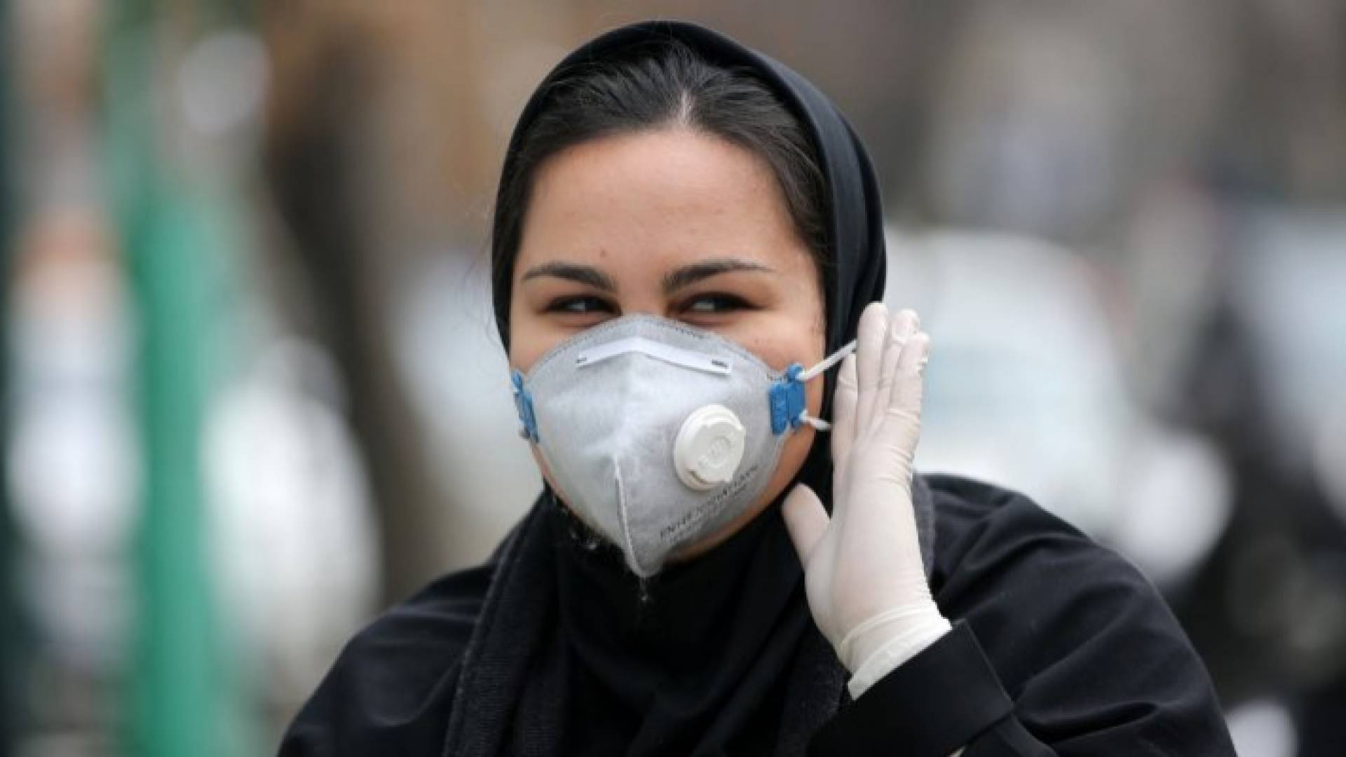 أمرأة ترتدي كمامة - تعبيرية