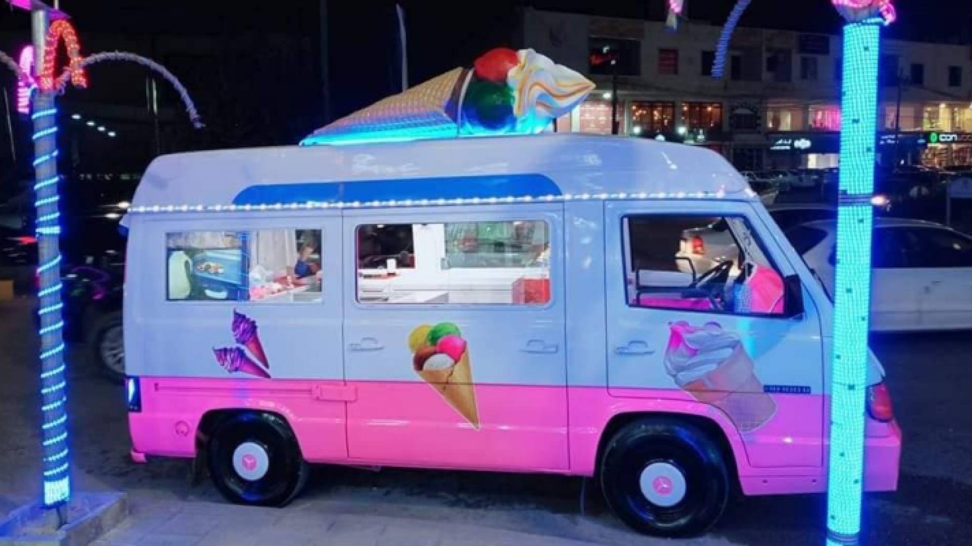 عربة البوظة تقف في أحد شوارع محافظة إربد