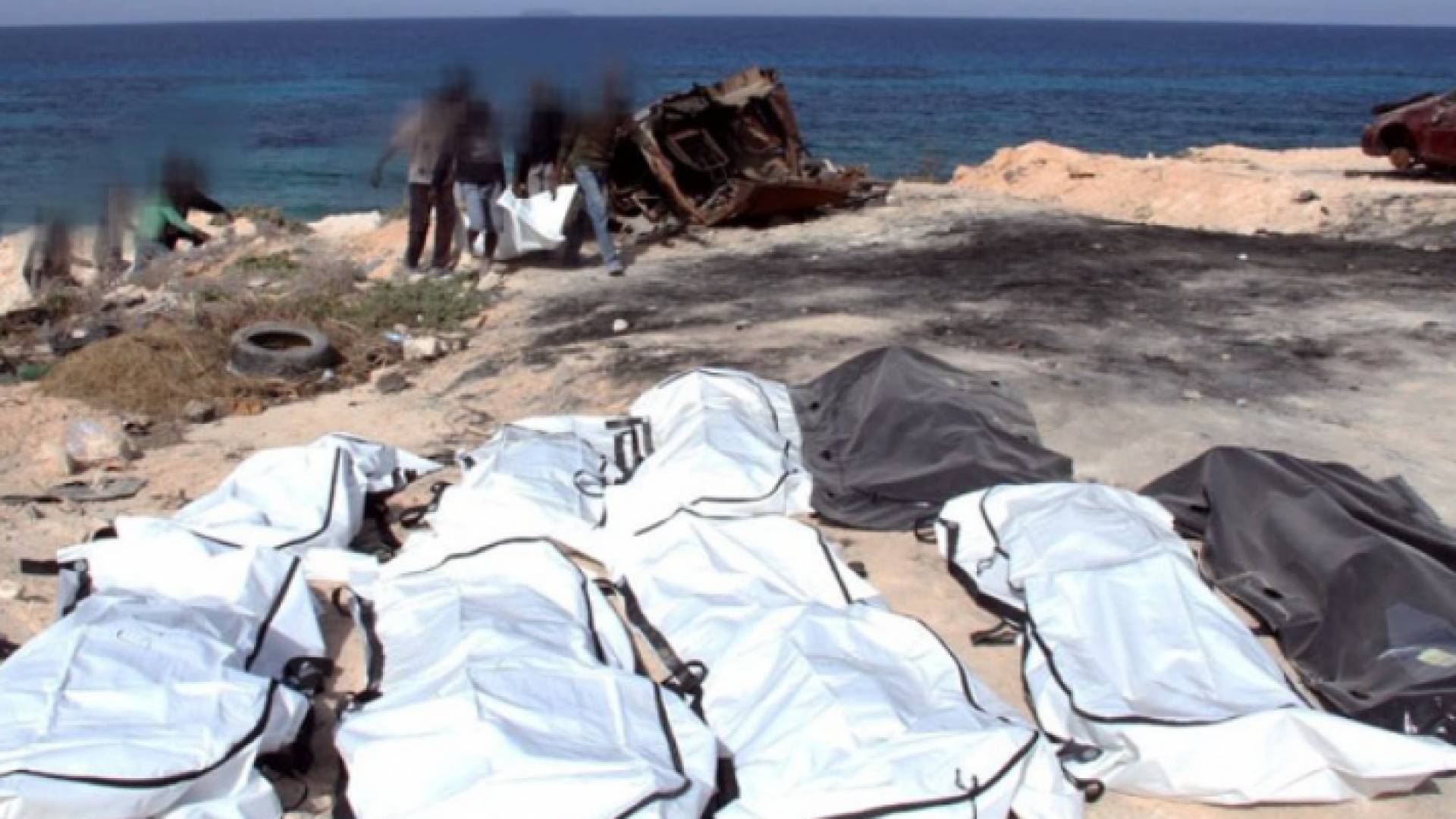 جانب من عملية انتشال الجثث