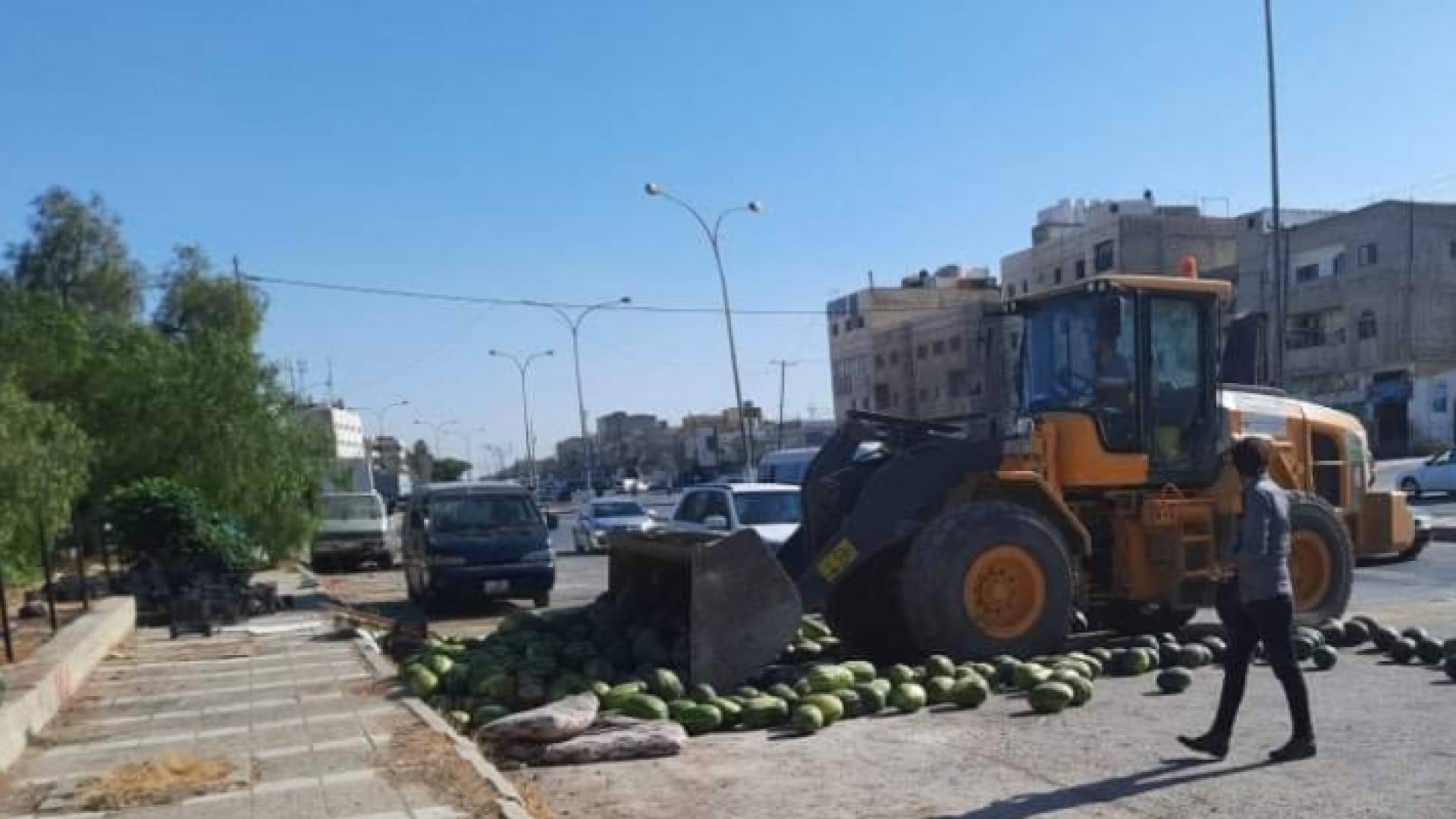 خلال إزالة بسطة البطيخ باستخدام جرافة