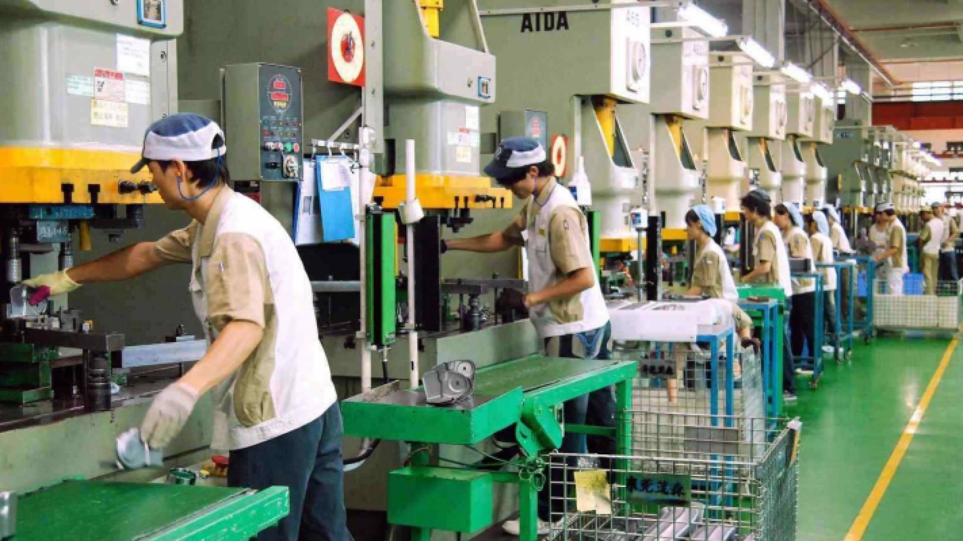 عمال في أحد المصانع