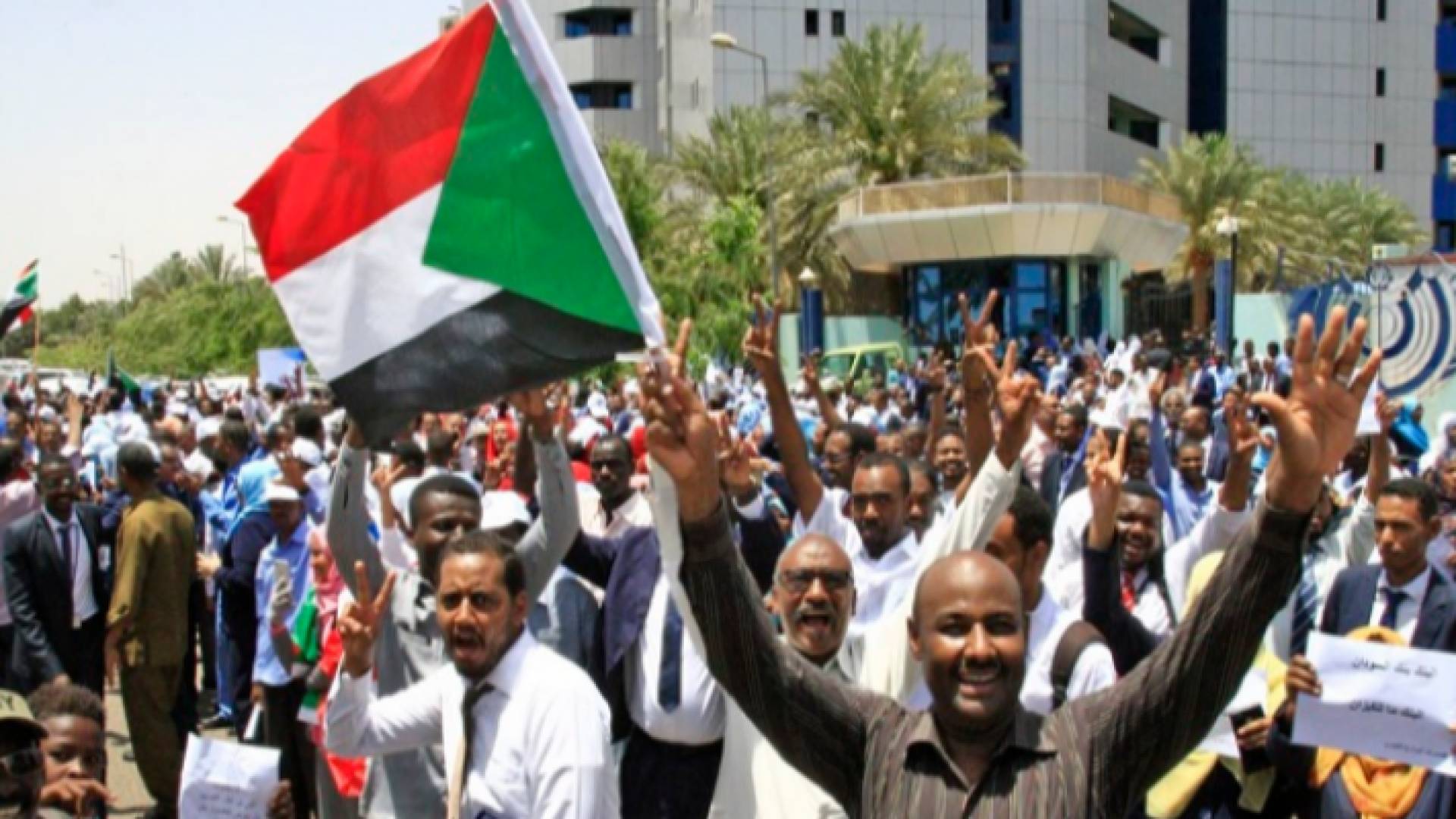 القوات المسلحة السودانية دعت المواطنين إلى استخدام طرق بديلة بالتزامن مع فض اعتصام القيادة العامة