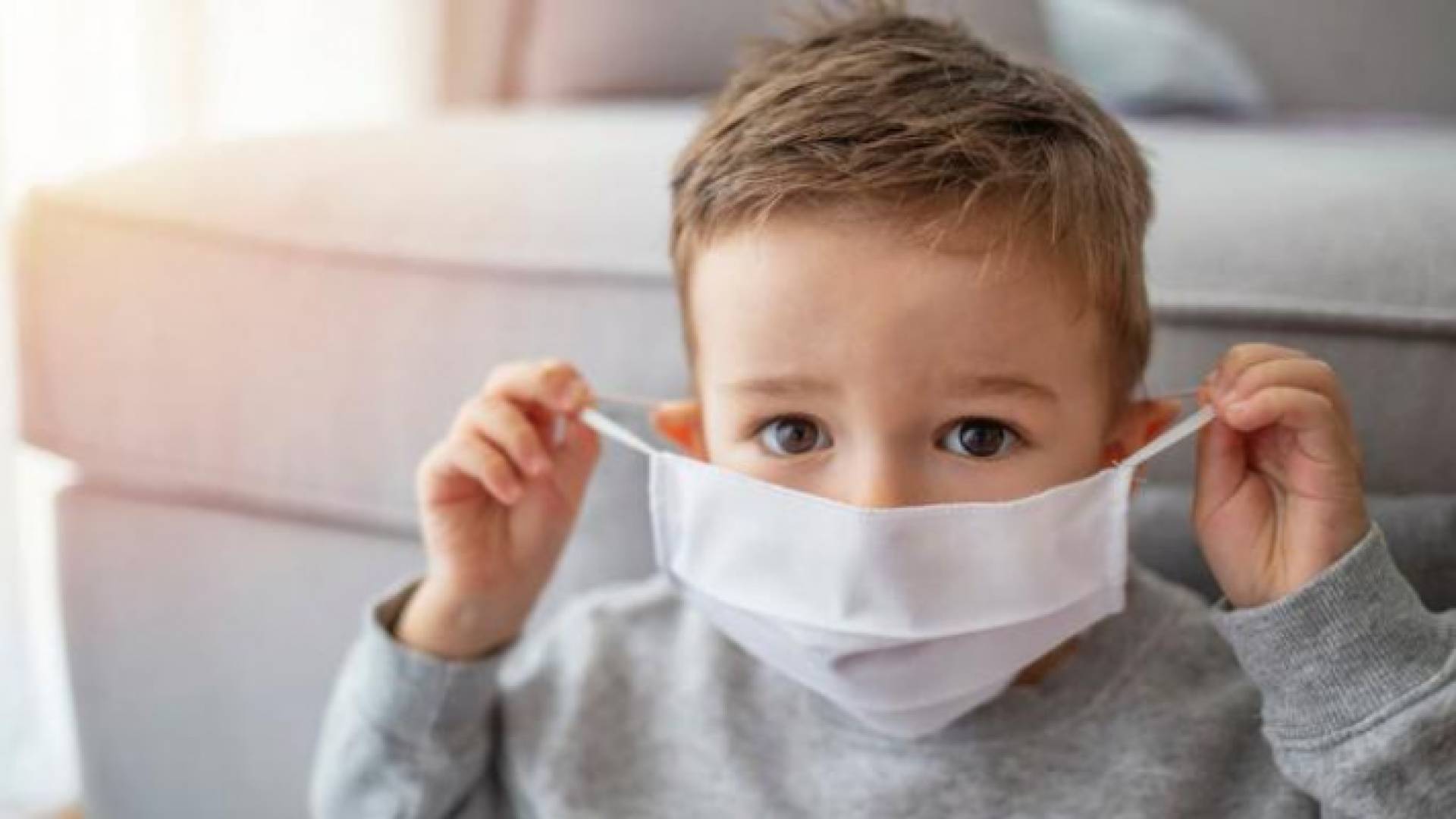 طفل يرتدي كمامة