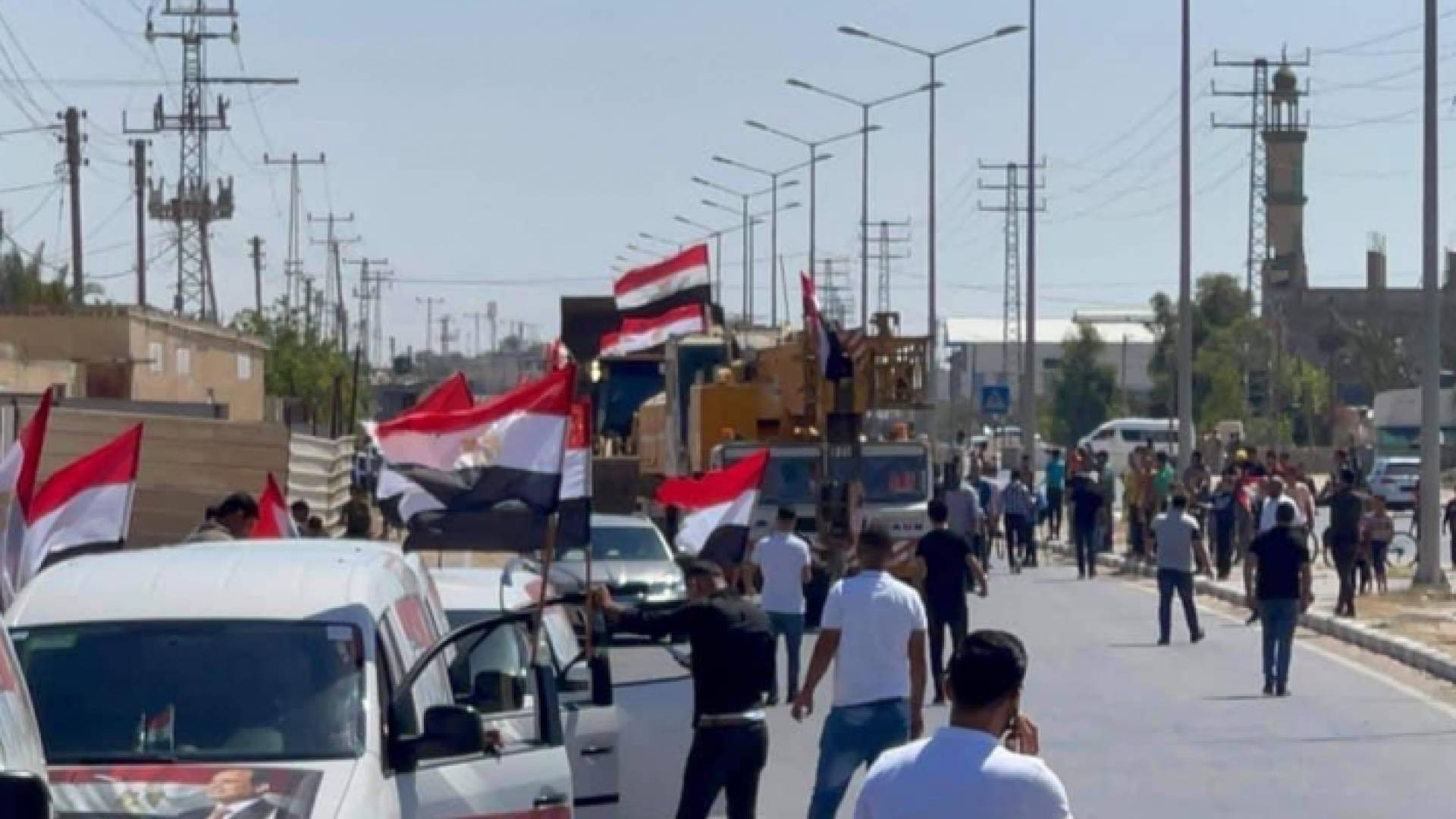 لحظة دخول الآليات المصرية قطاع غزة