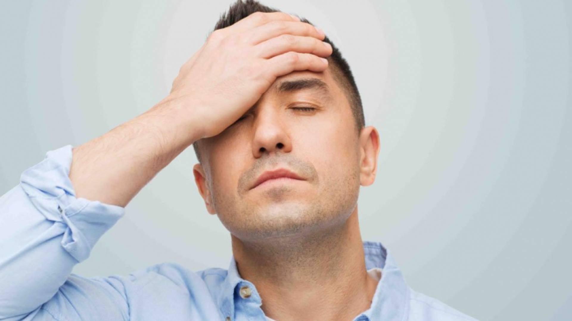 شخص يعاني من الصداع - تعبيرية