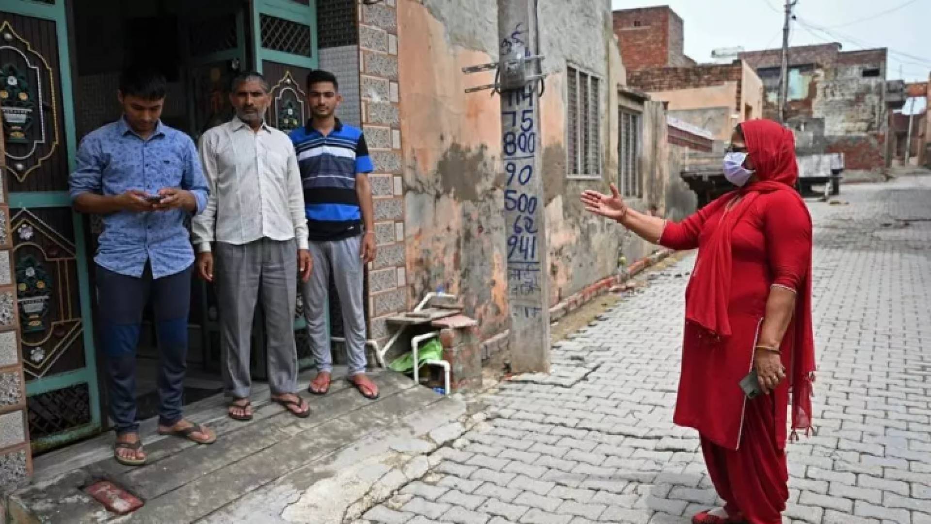 الخوف من الفحوص واللقاح يعرقل مكافحة كوفيد في أرياف الهند