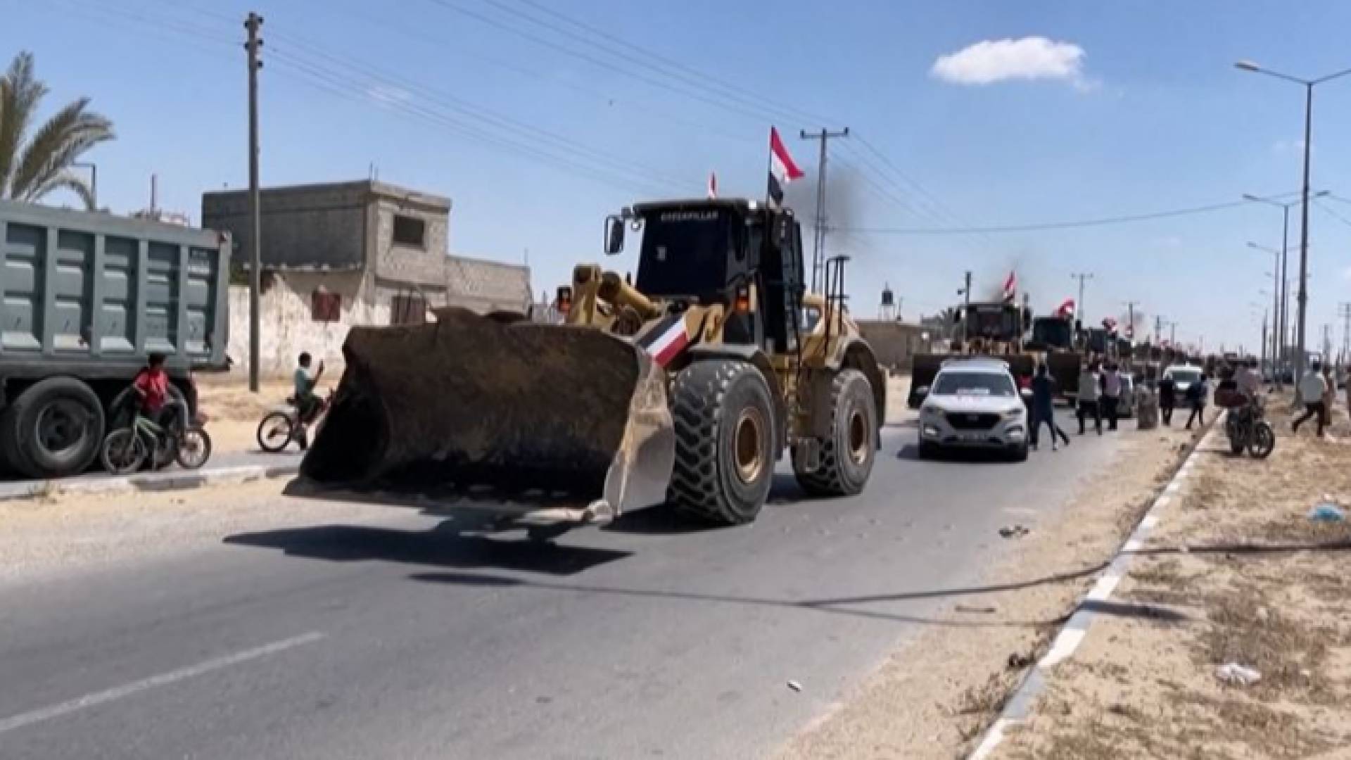 مصر ترسل معدات هندسية وطواقم فنية الى غزة للتحضير لإعادة الإعمار