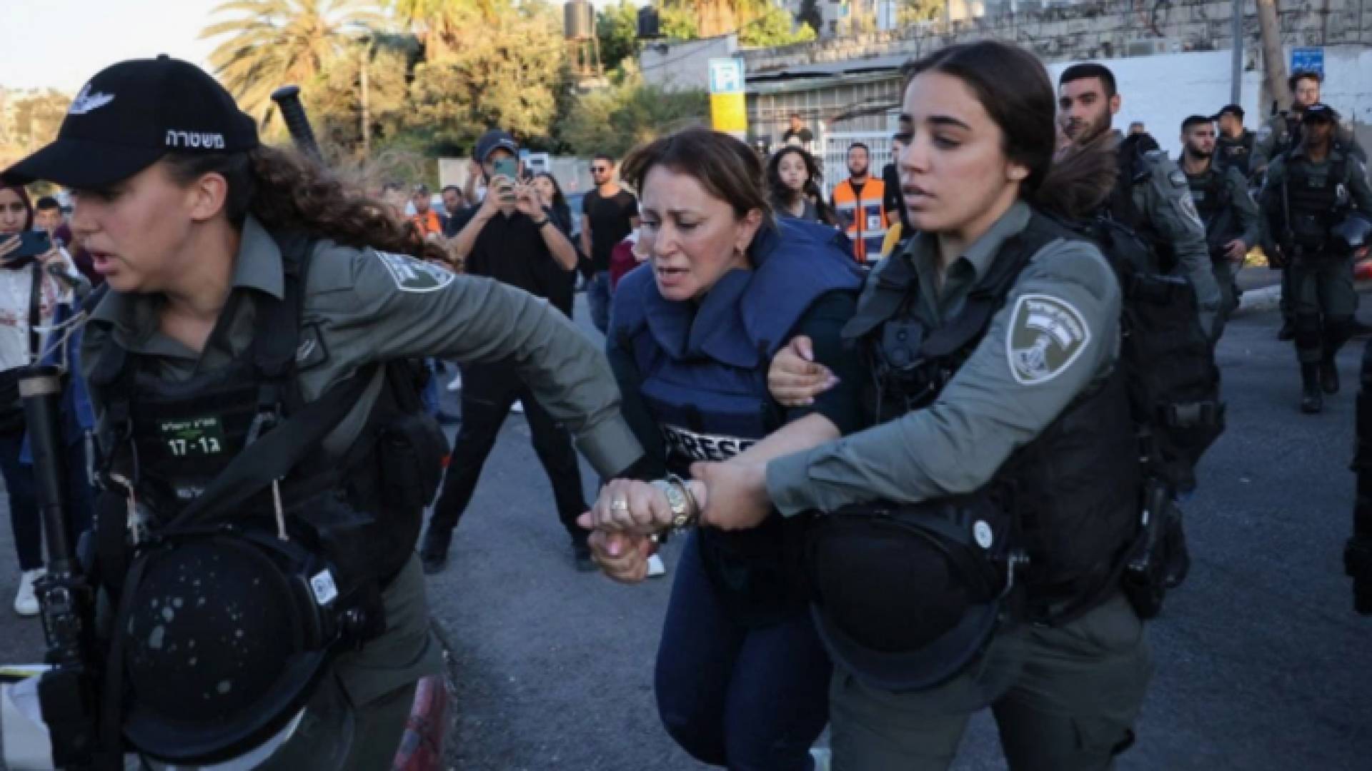 قوات الاحتلال الإسرائيلي تعتقل مراسلة قناة الجزيرة في حي الشيخ جراح بالقدس