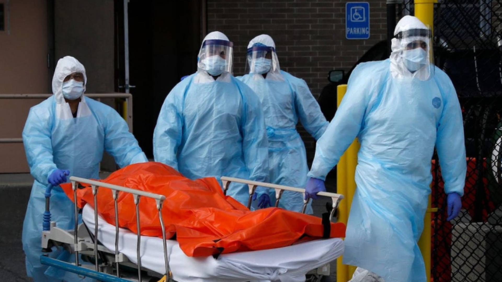 نقل جثمان أحد المتوفين بفيروس كورونا