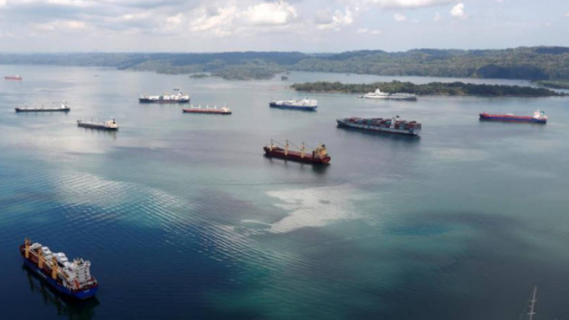 بواخر في عرض البحر