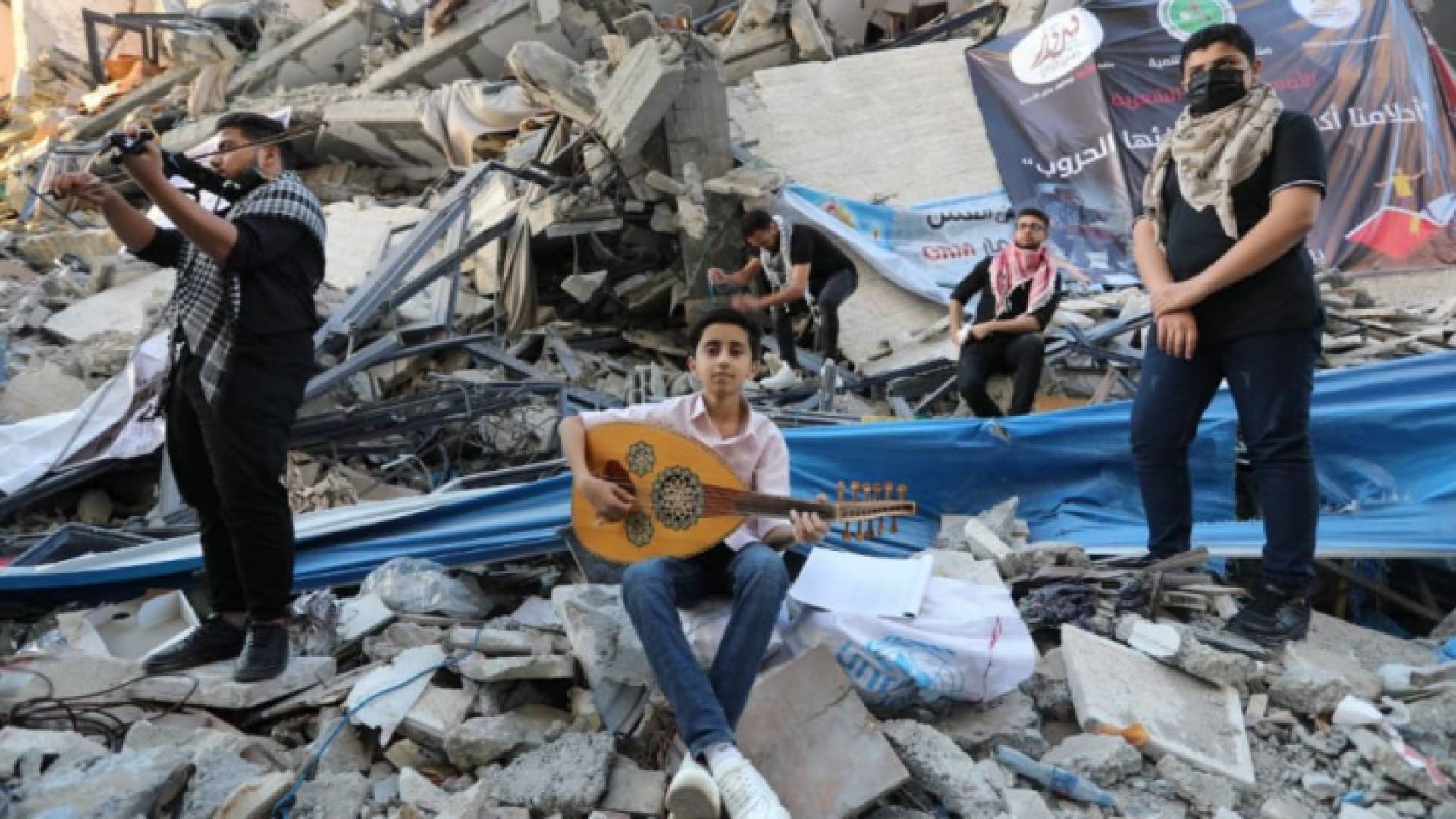 من الحفل الذي أقامه فلسطينيون على أنقاض برج هنادي