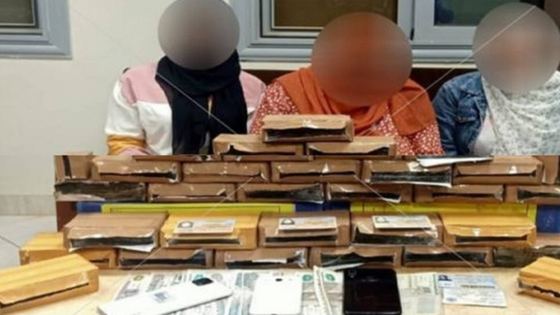 صورة للعصابة النسائية