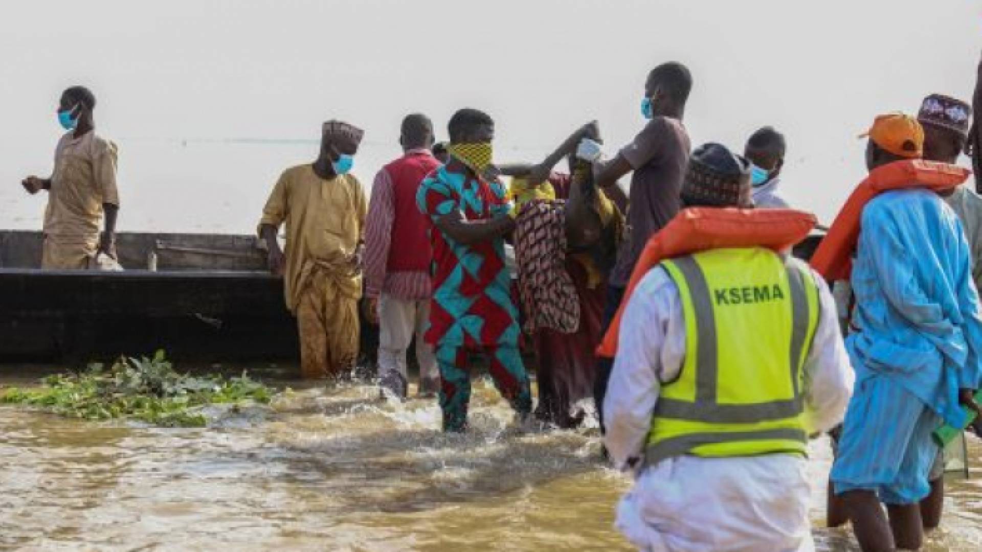 كان القارب يقل 18 شخصا عائدين من حفل زفاف في منطقة شاغاري