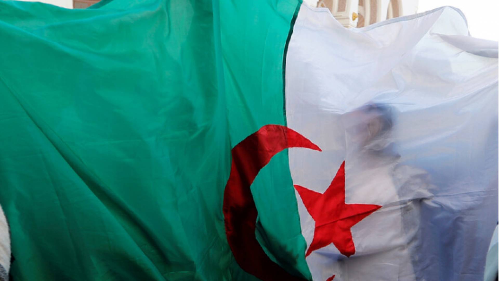 الجزائر.. السجن 15 عاما لجنرال بتهمة الثراء غير المشروع