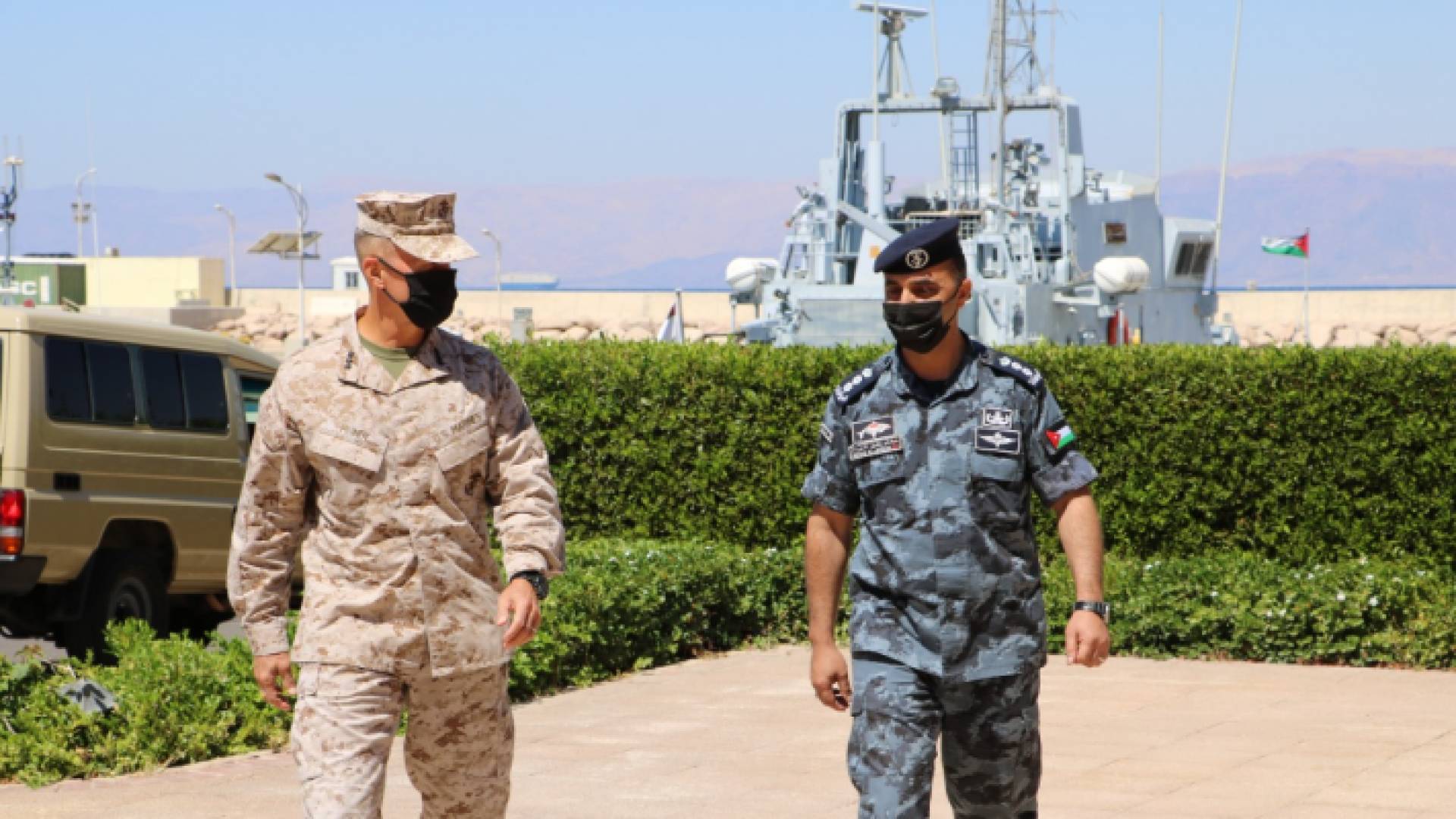 قائد القوة البحرية والزوارق الملكية يستقبل قائد قوات المارينز المركزية الأمريكية