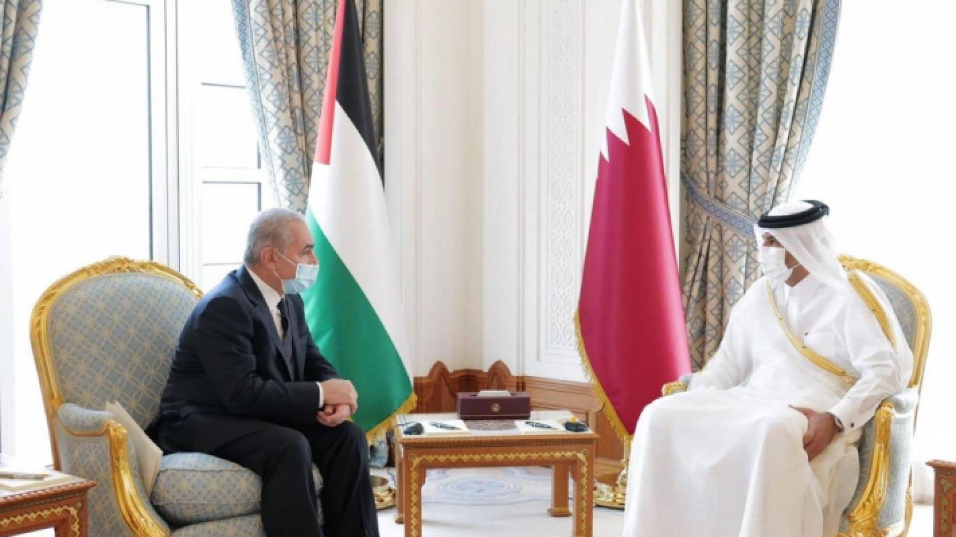 جانب من لقاء رئيسي الوزراء الفلسطيني والقطري في الدوحة