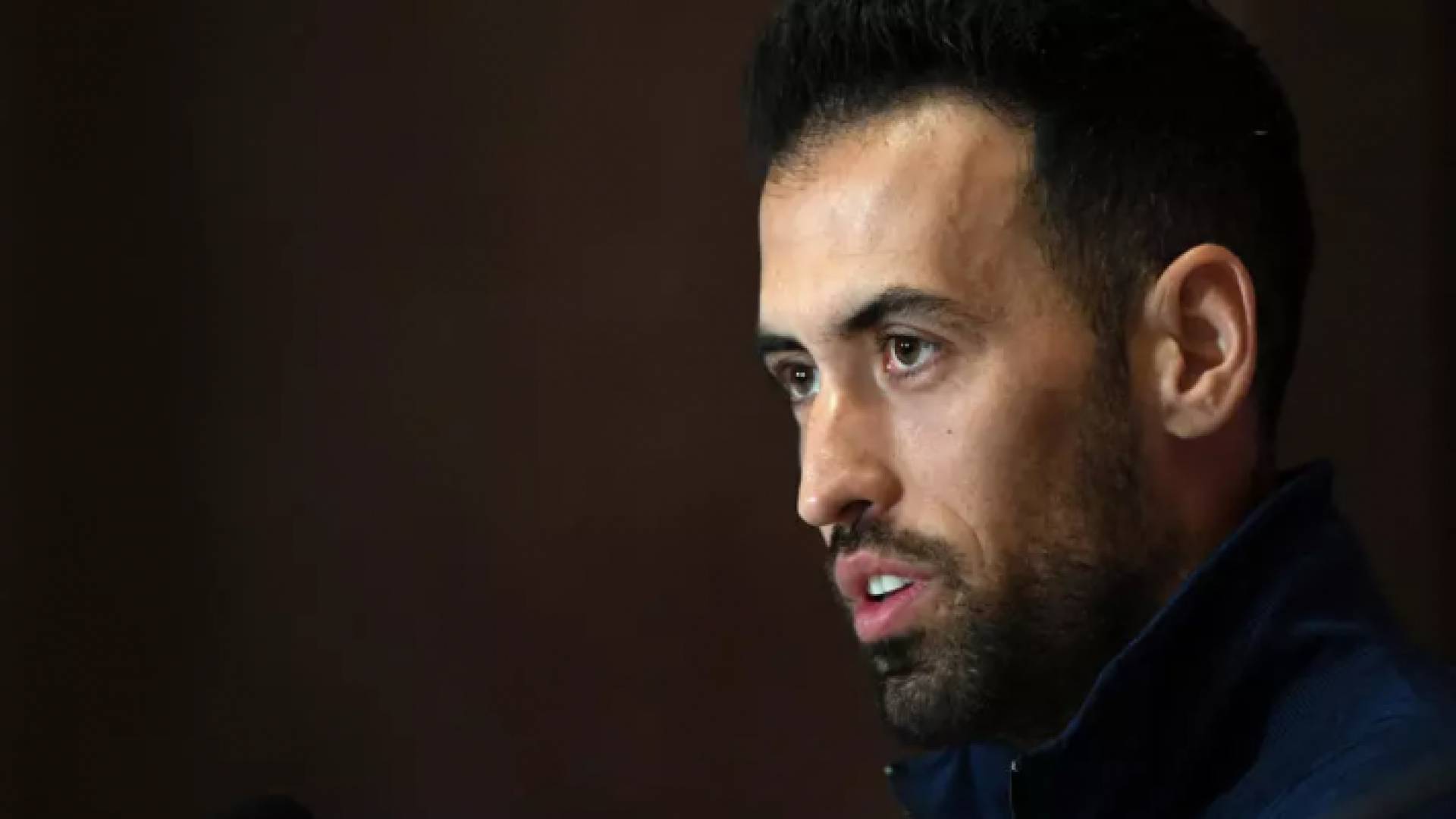 بوسكتس قائد اسبانيا يغادر المعسكر التدريبي لإصابته بفيروس كورونا