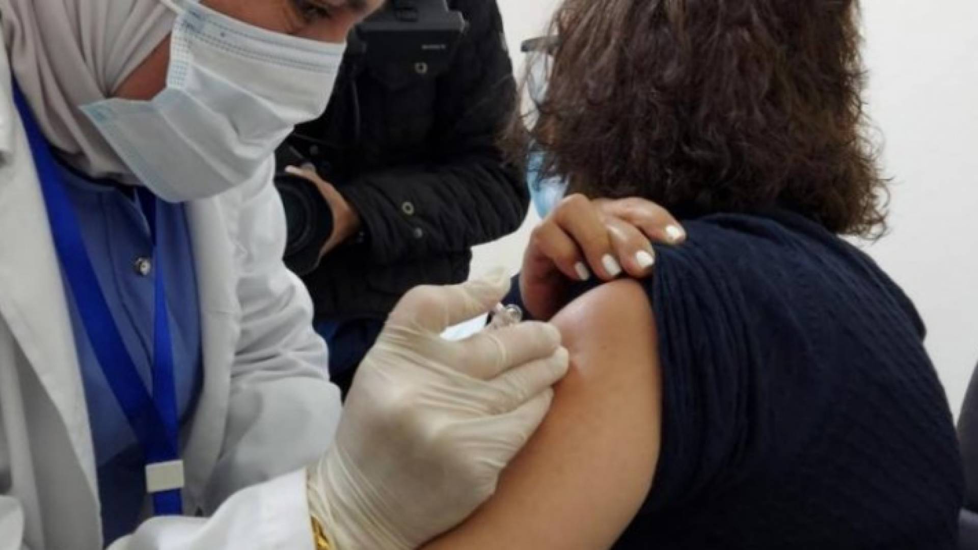 تجهيز مركز لإعطاء لقاح كورونا في كلية رفيدة التمريضية بالرصيفة