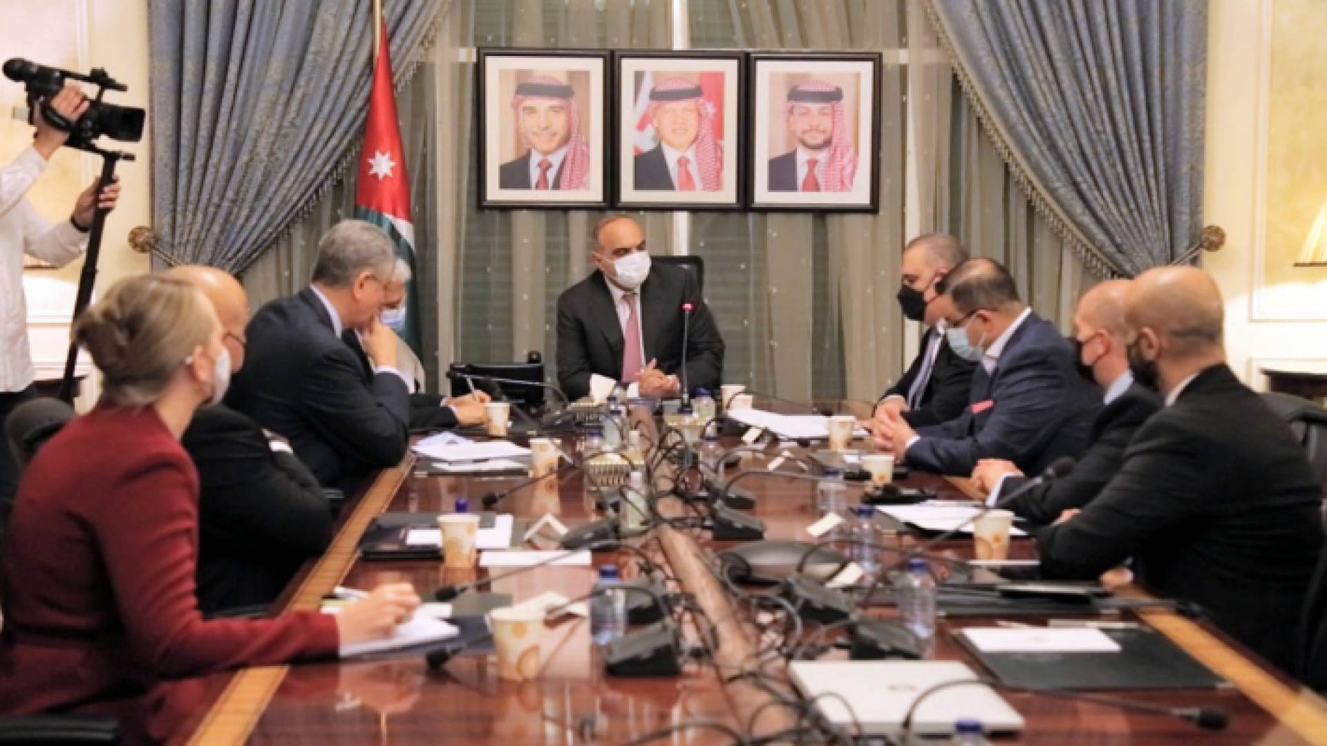 خلال لقاء رئيس الوزراء بوفد من البنك الدولي