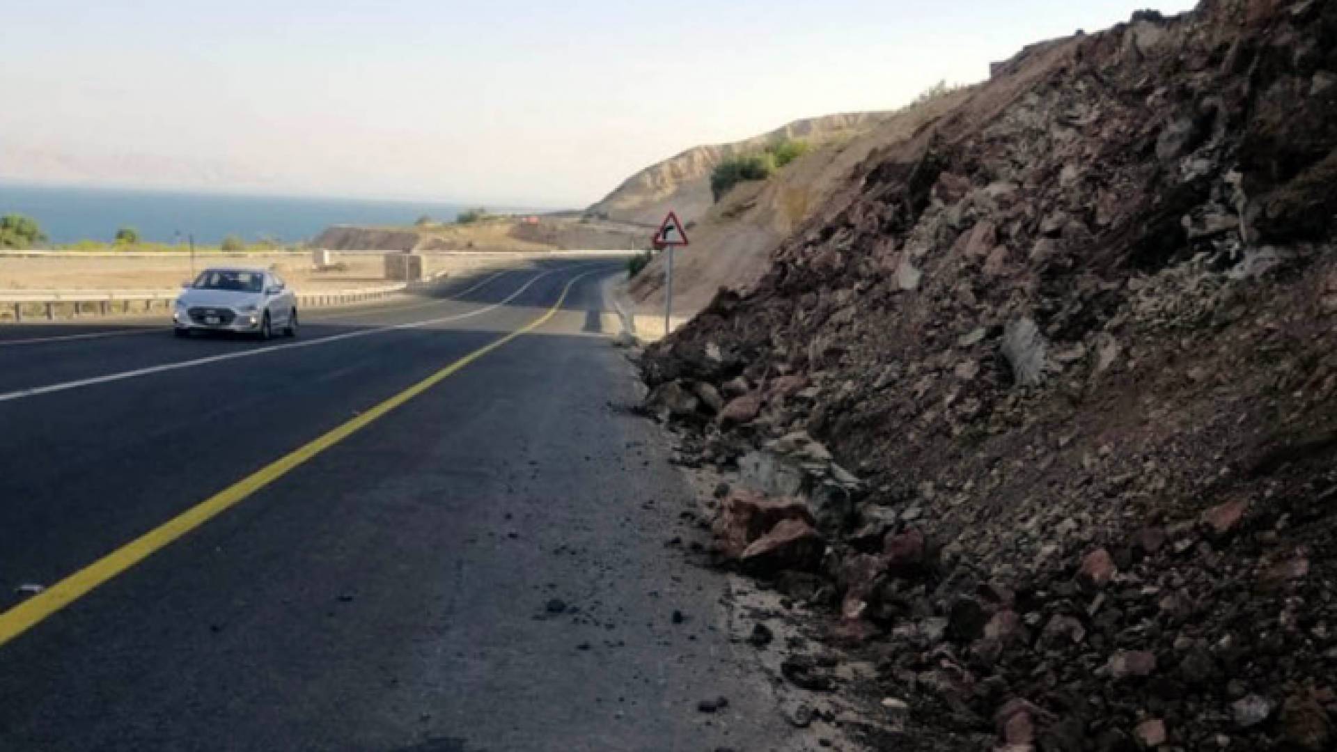 الانهيار الترابي قرب الطريق المحاذي للبحر الميت