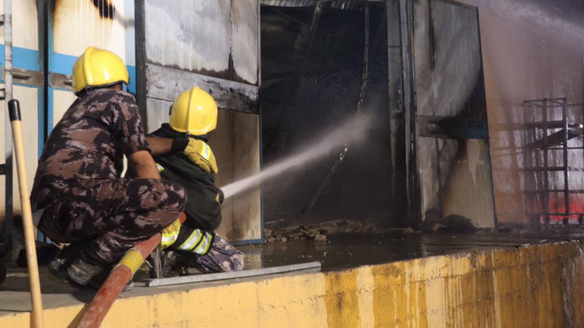 اخماد حريق مستودع مساحته (1200)م2 في الزميله بعمان