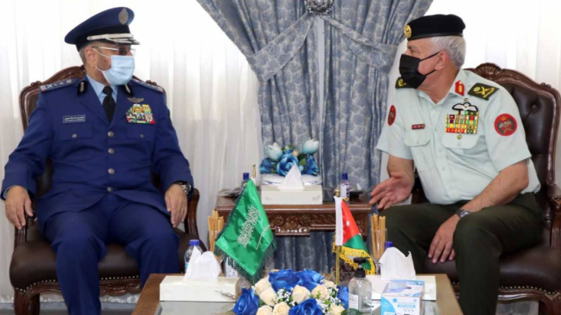 الحنيطي يستقبل رئيس هيئة الأركان العامة للقوات المسلحة في السعودية