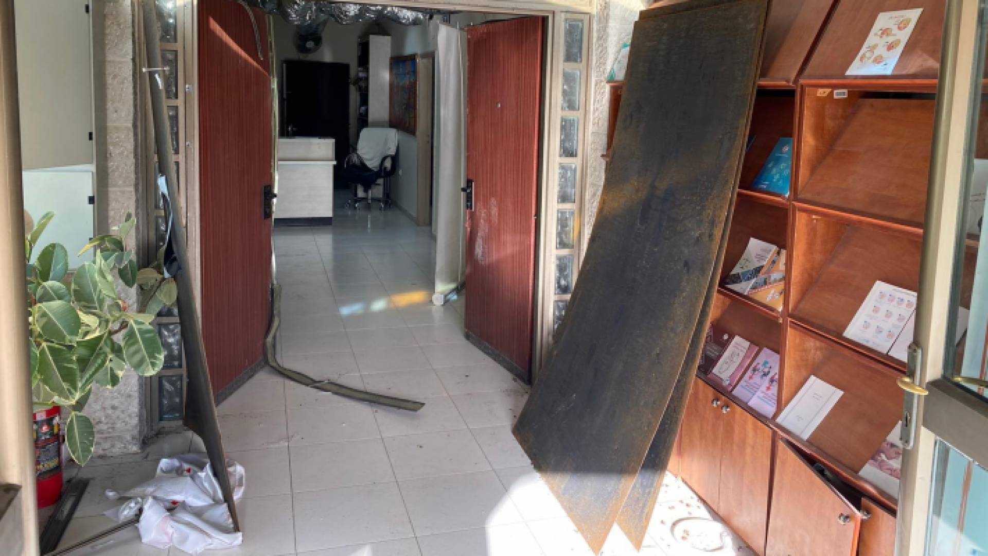 الاحتلال اقتحم المقر الرئيسي لمؤسسة لجان العمل الصحي بمدينة البيرة