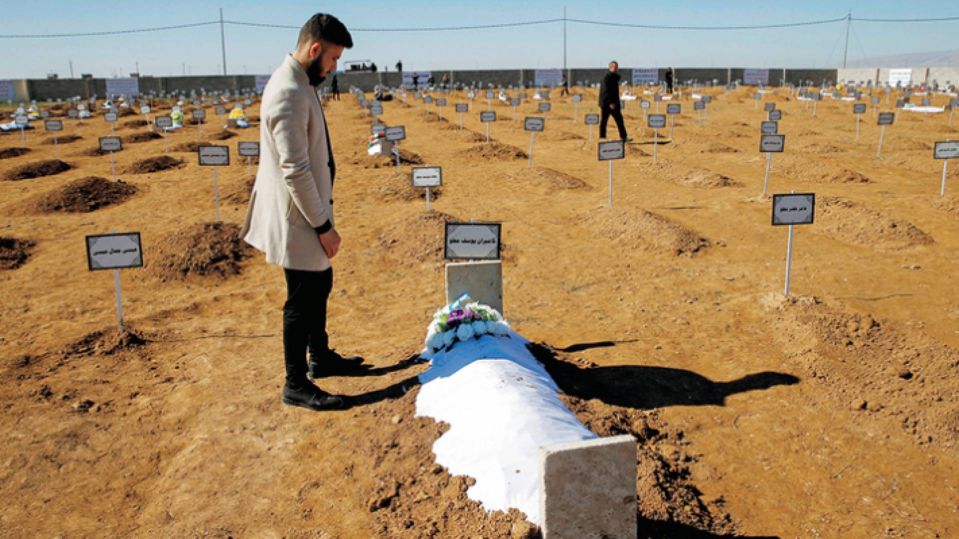 ناج إيزيدي يدفن رفات والده ضحية "داعش" في العراق