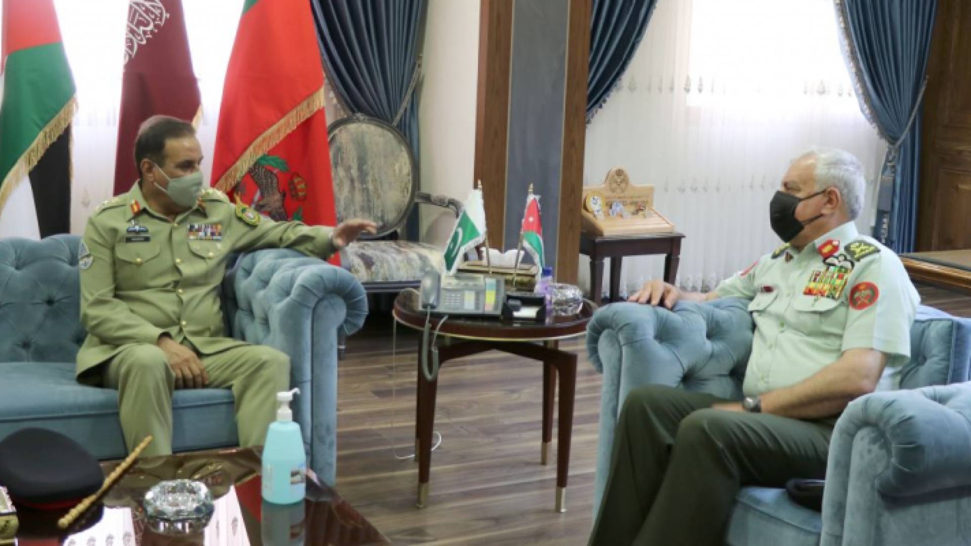 جانب من لقاء رئيس هيئة الأركان المشتركة اللواء الركن يوسف الحنيطي نظيره الباكستاني الفريق أول الركن نديم رضا