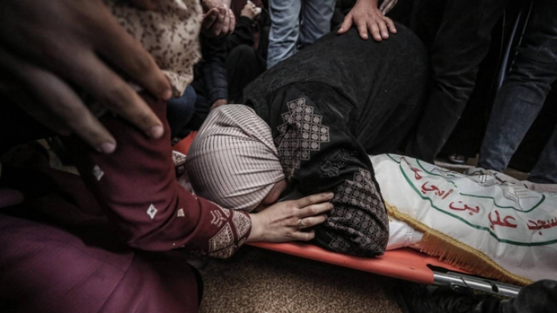 والدة الشهيد تودع فلذة كبدها