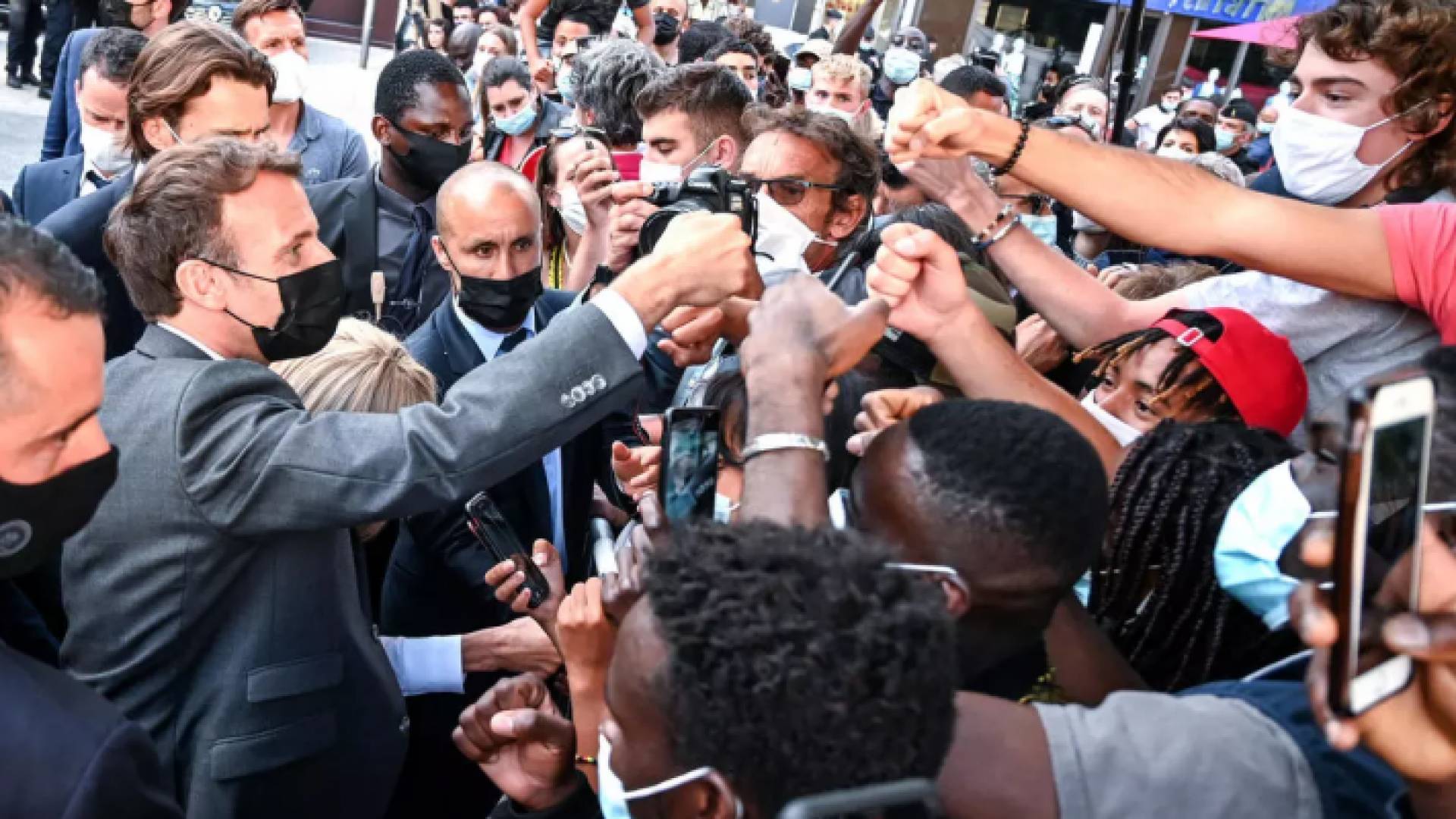 يعيد الحادث الرئيس الفرنسي إلى الأجواء المتوترة