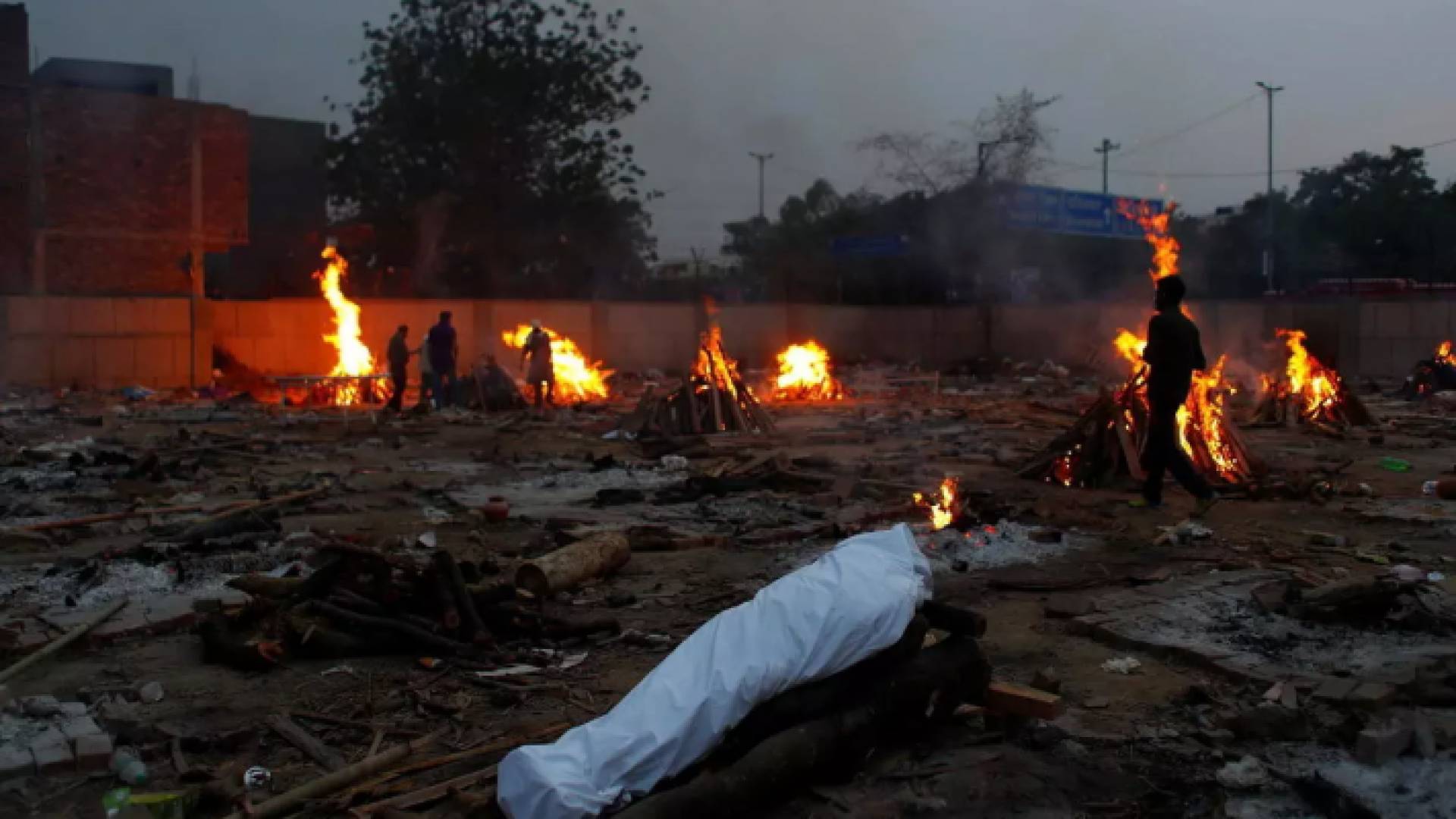 خلال حرق موتى فيروس كورونا في الهند