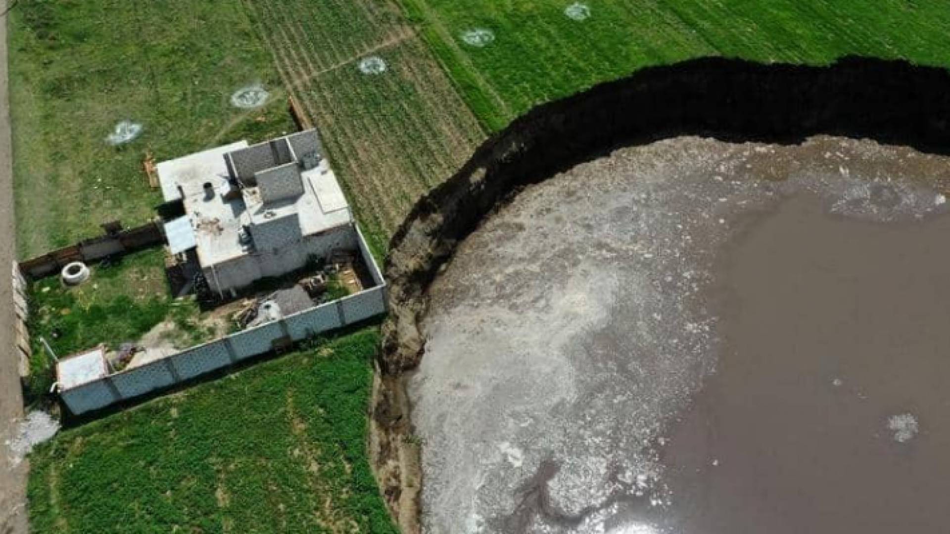 الحفرة العملاقة