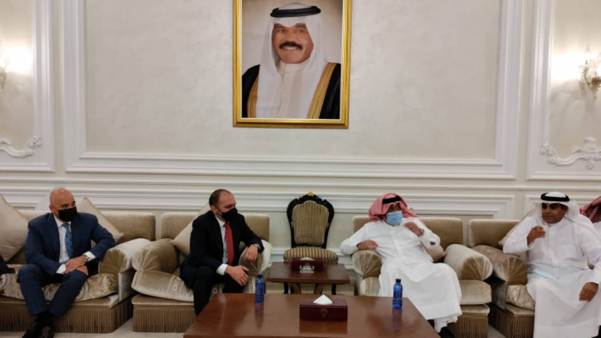 الأمير علي يصل إلى الكويت لمؤازرة المنتخب الوطني لكرة القدم