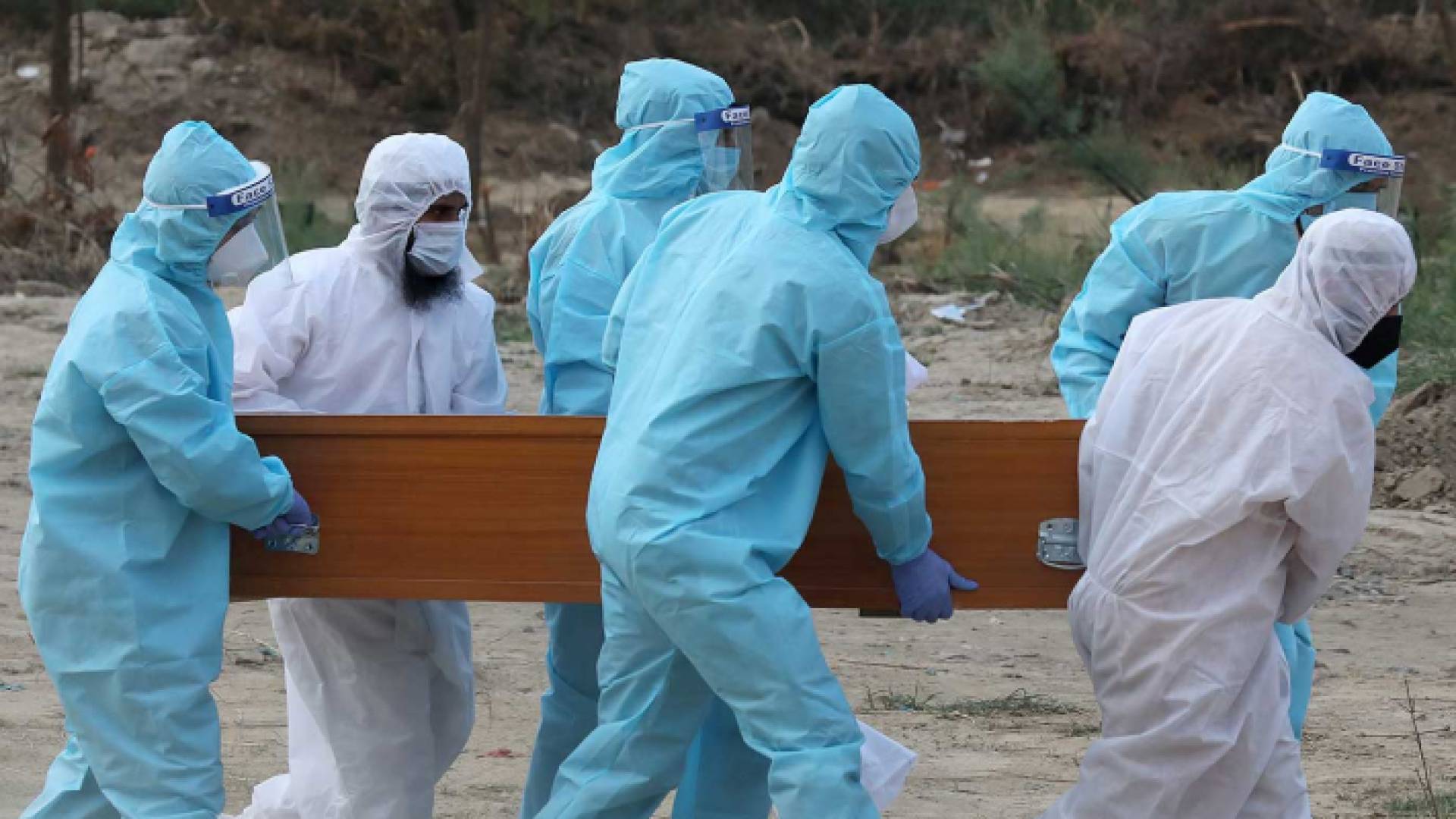 لحظة نقل أحد المتوفين بسبب فيروس كورونا لدفنه - أرشيفية
