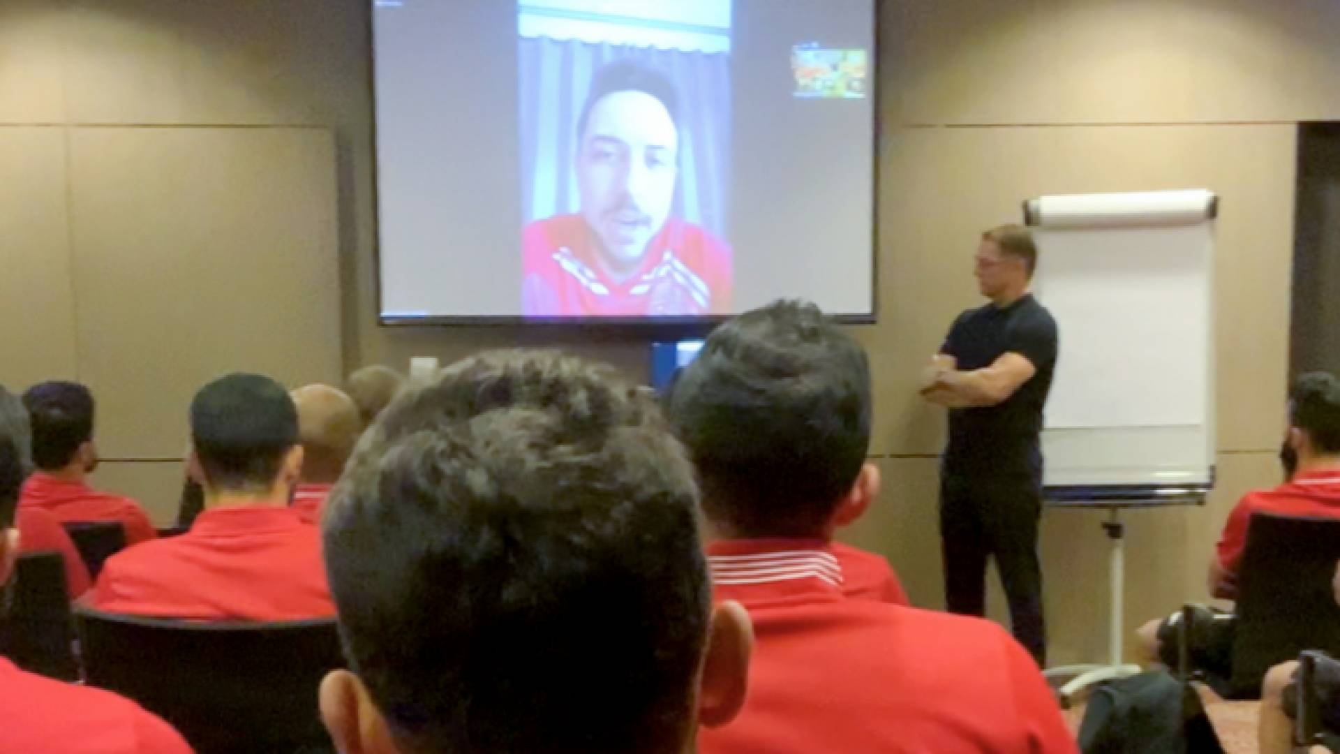 ولي العهد يلتقي النشامى عبر تقنية الاتصال المرئي