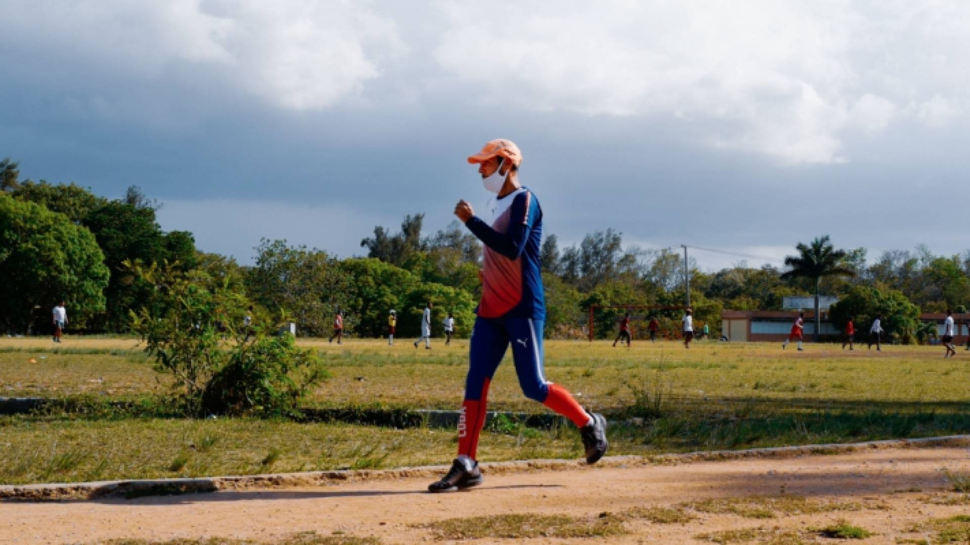 عداء كوبي يتحدى الجبل بالجري إلى الخلف