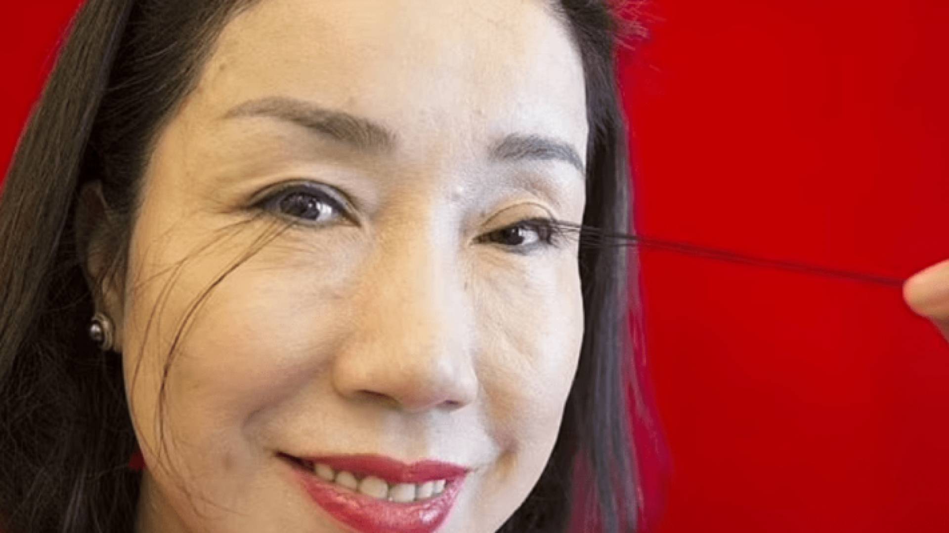 المرأة تقول إنها سعيدة برموشها