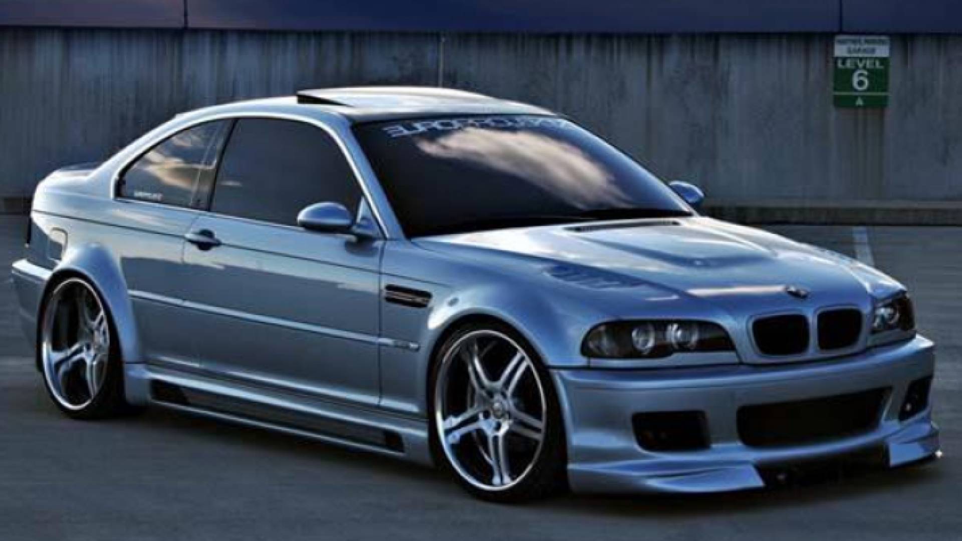 سيارة معدلة الهيكل الخارجي