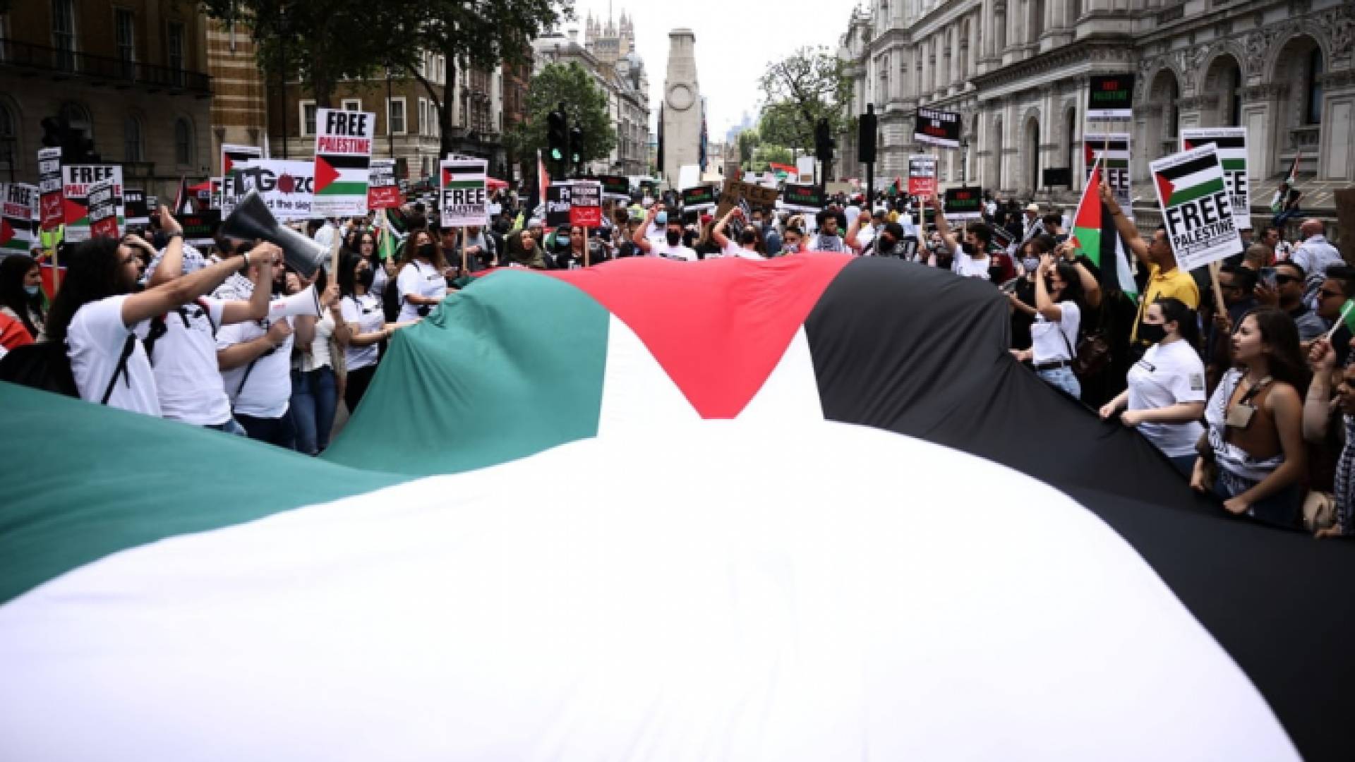 مئات البريطانيين يحتشدون أمام مقر الحكومة تضامنا مع الفلسطينيين