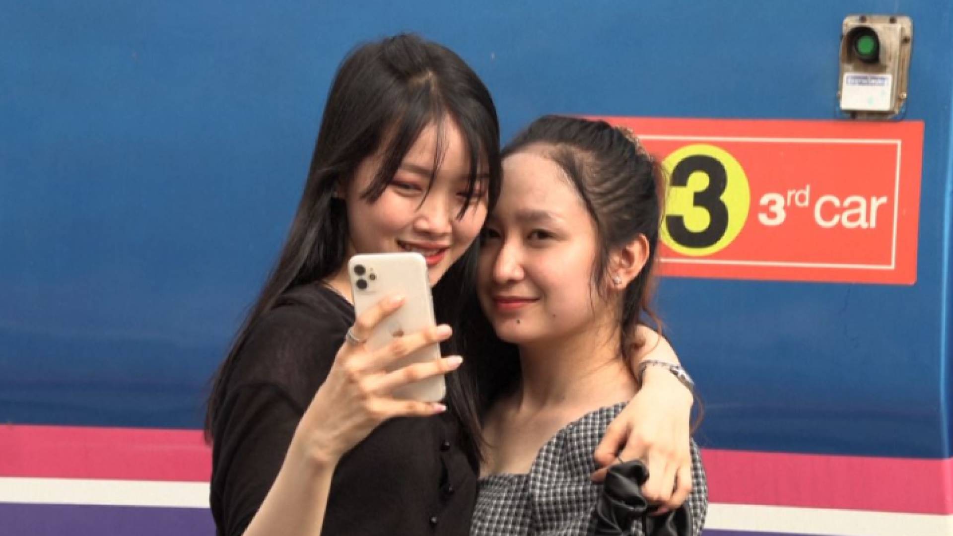 مقهى في كمبوديا يستقطب هواة صور السيلفي ومحبي السفر بالقطار