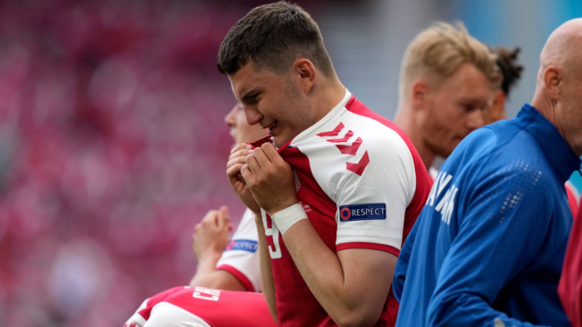 بكاء اللاعبين بعد سقوط إريكسن