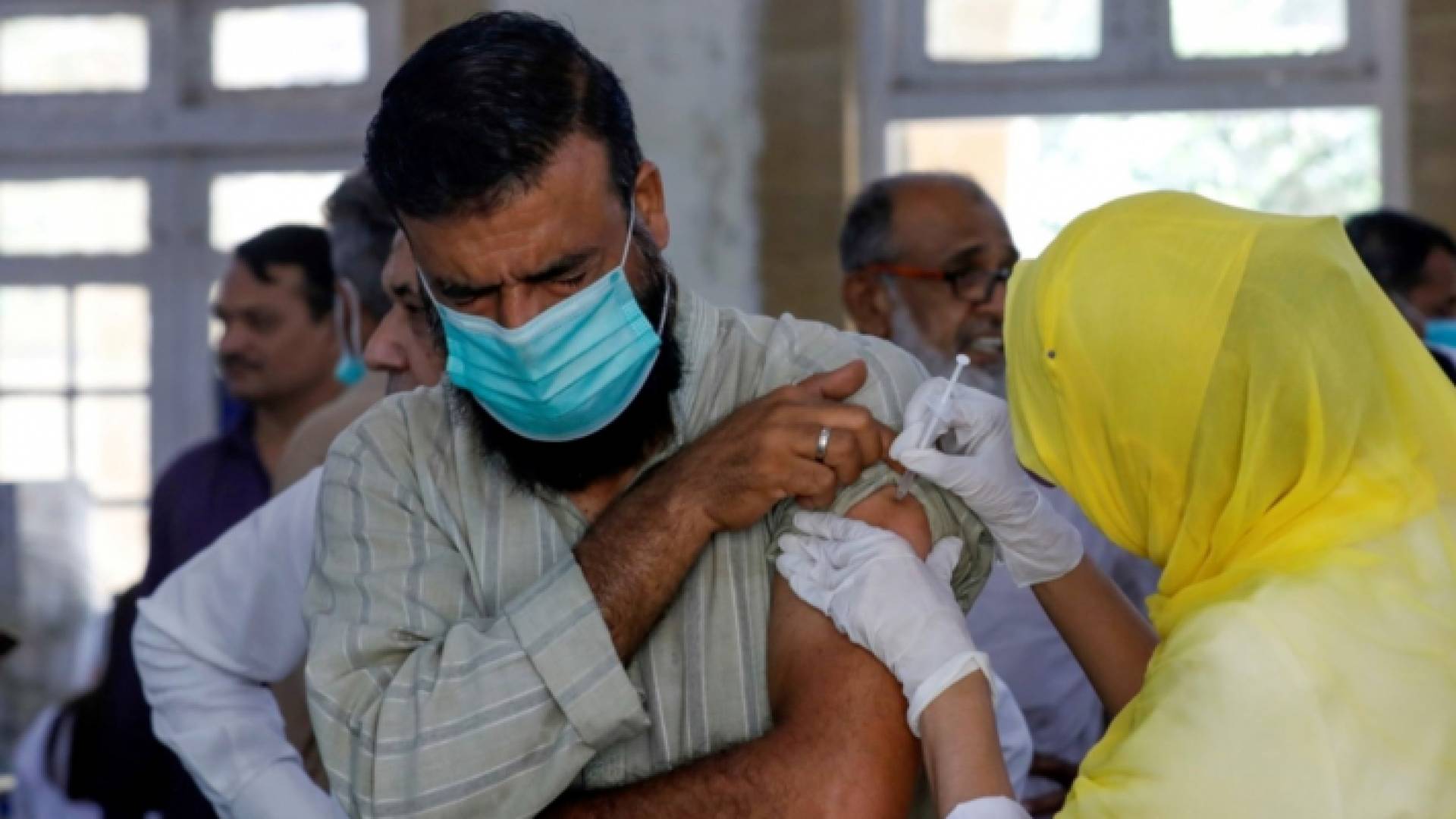خلال تلقيح أحد المواطنين الباكستانيين