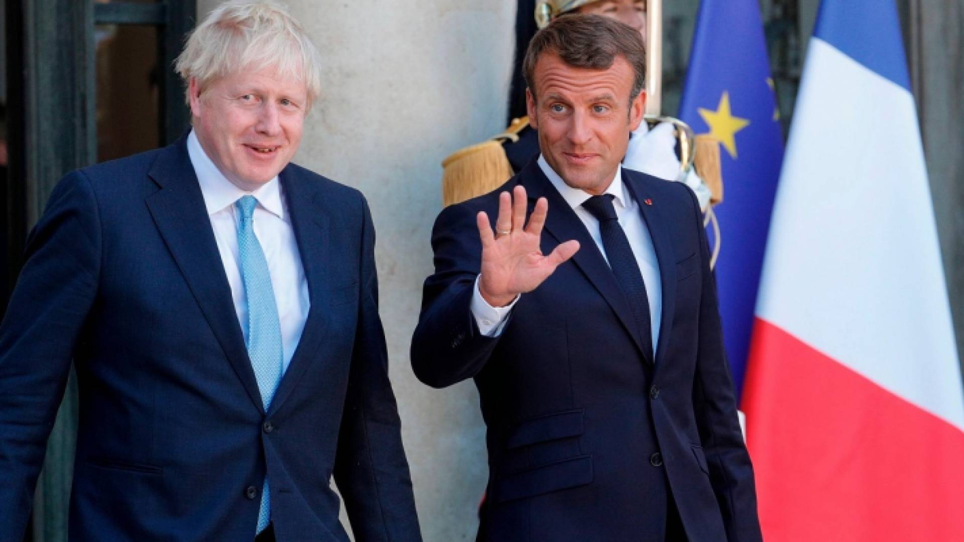الرئيس الفرنسي إيمانويل ماكرون ورئيس الوزراء البريطاني بوريس جونسون