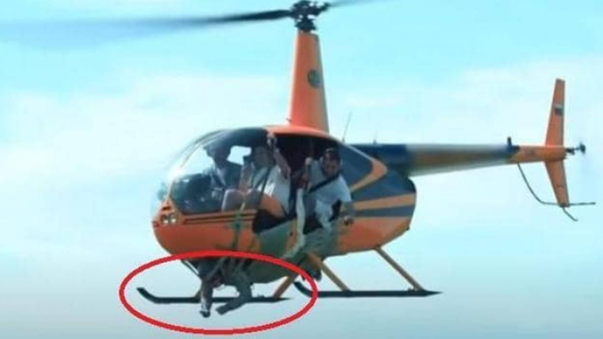الشخص الملتصق بالمروحية داخل الدائرة الحمراء