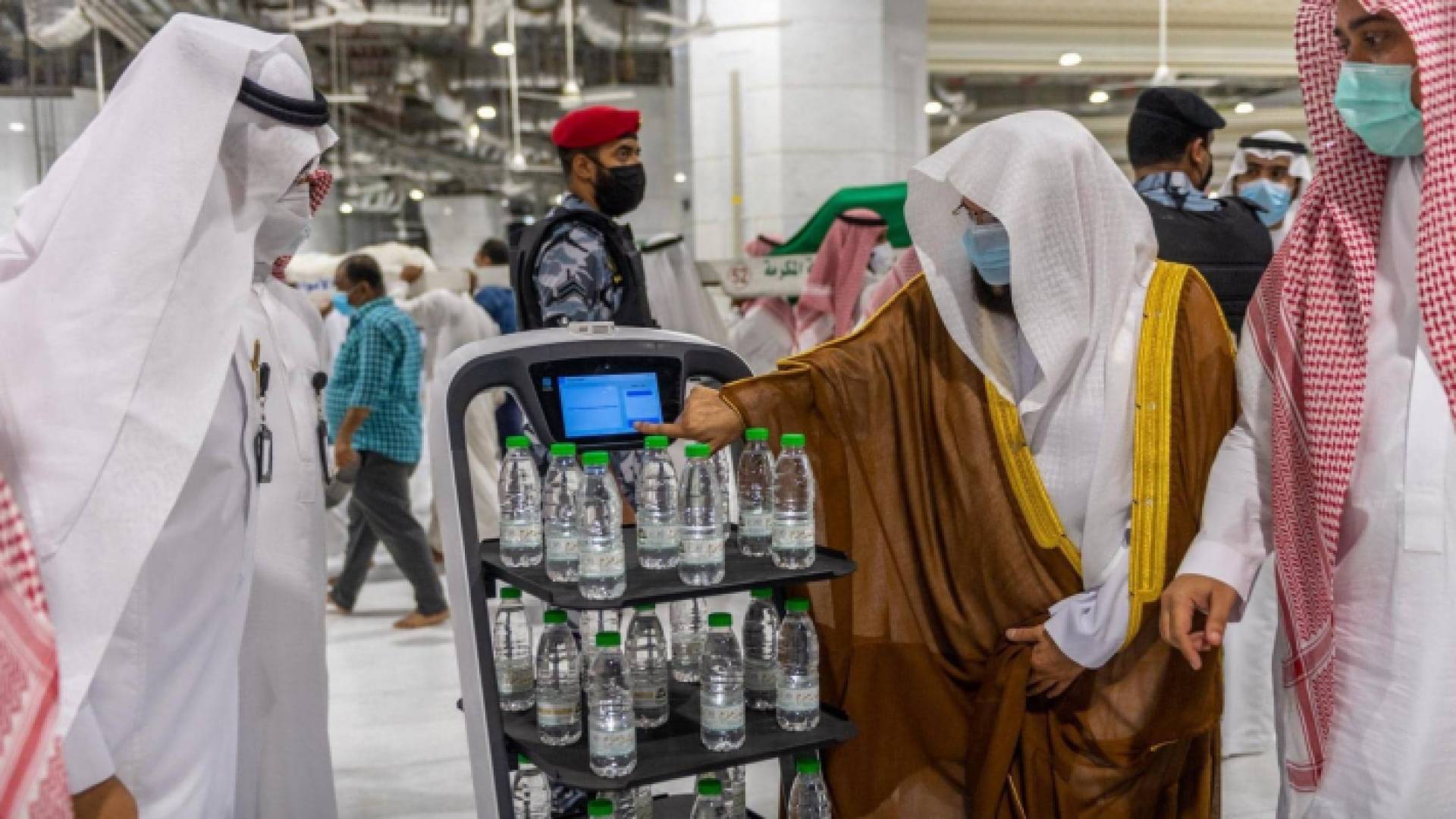 الروبوت الذكي لتوزيع عبوات مياه زمزم دون تلامس