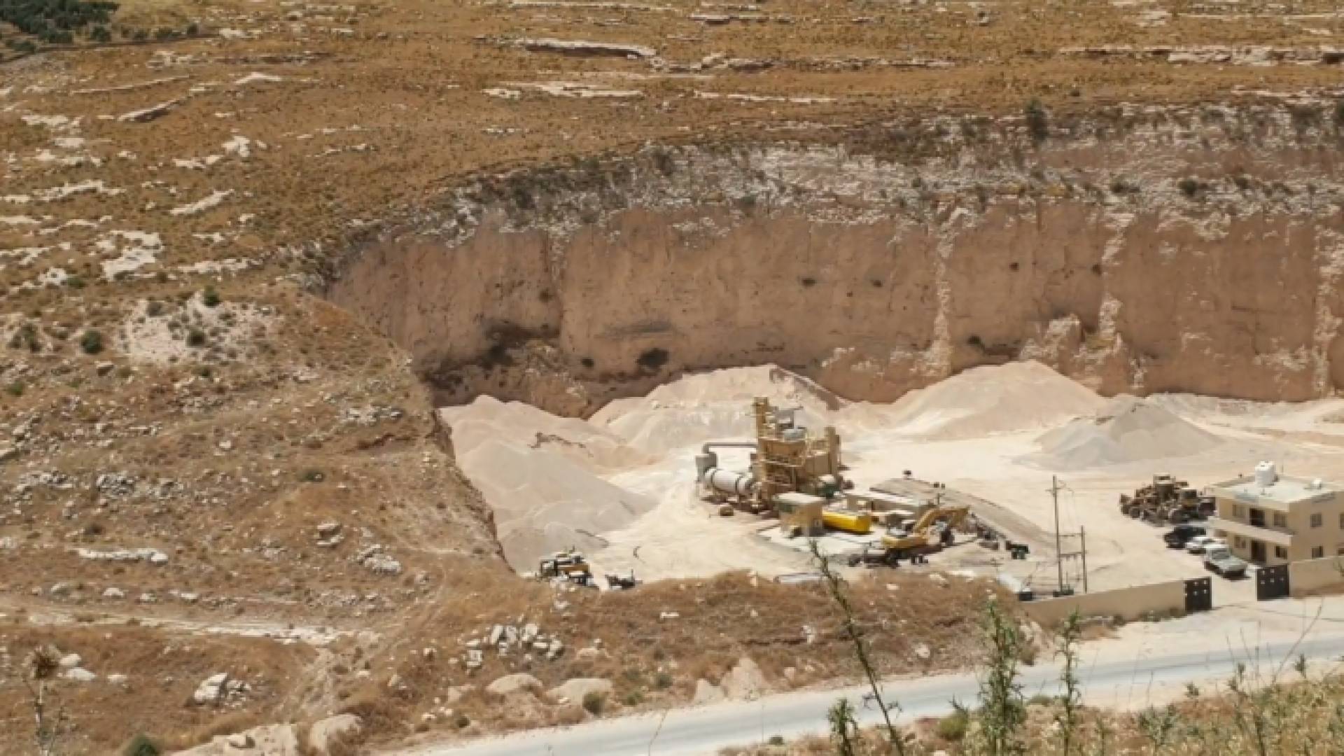 إحدى الكسارات في منطقة شطنا