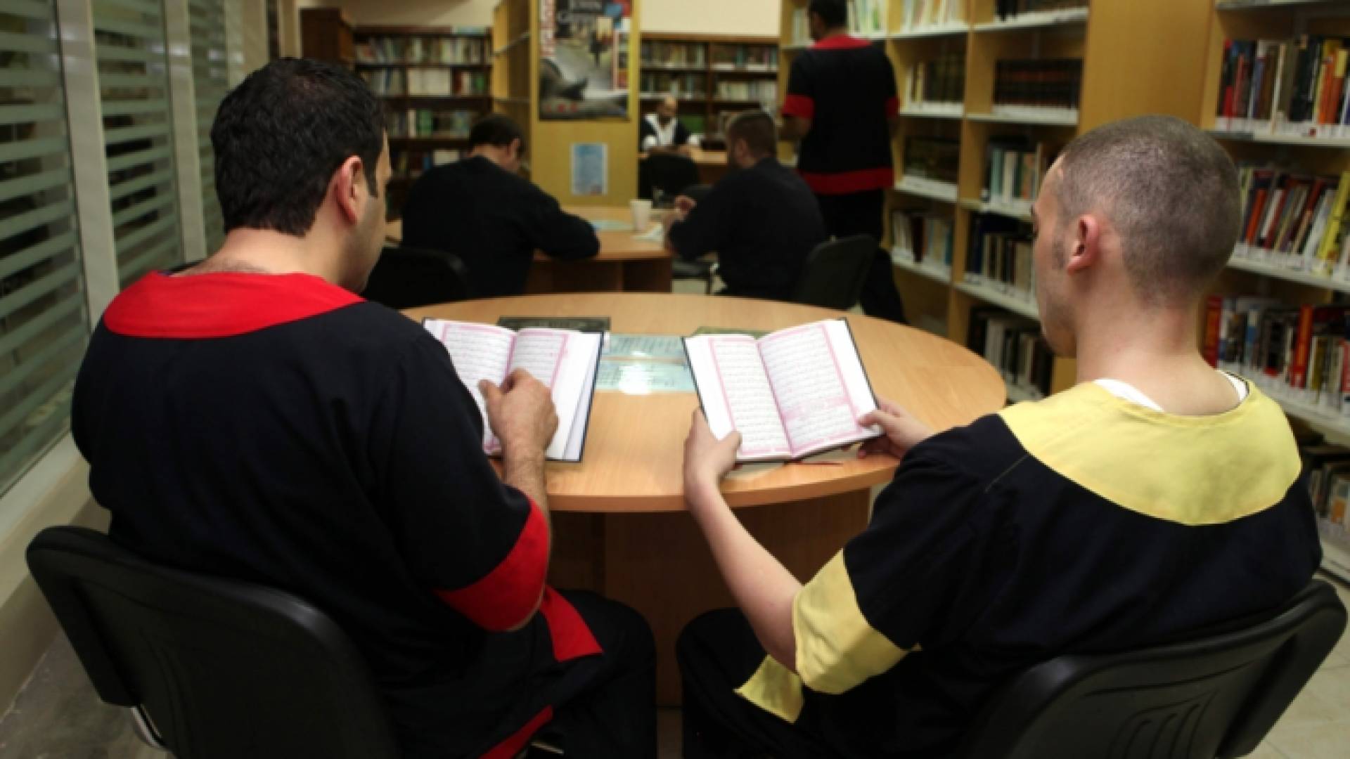 نزلاء بمراكز التوقيف في الإمارات