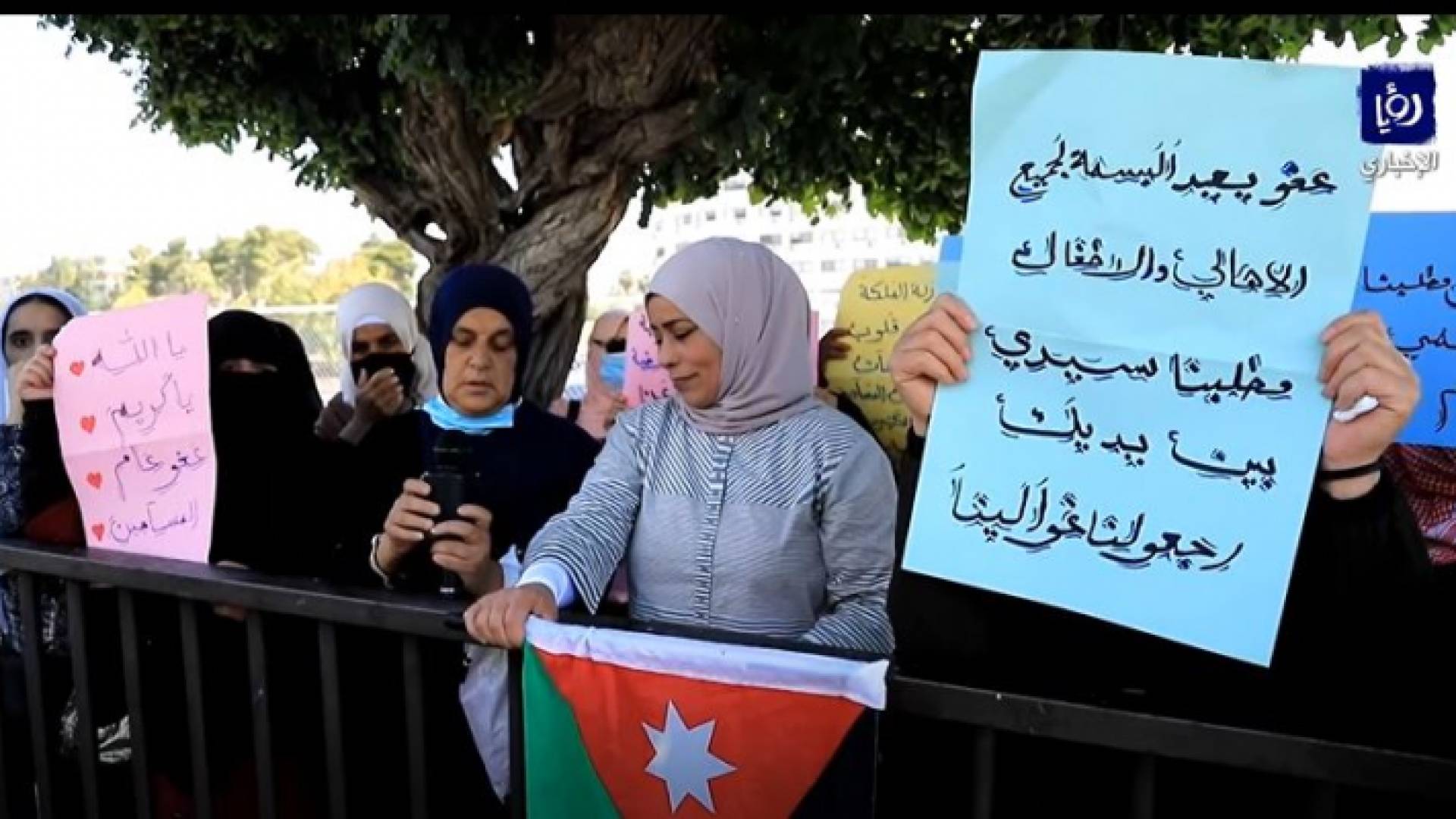 عشرات النساء يطالبن من أمام مجلس النواب بإصدار عفو عام